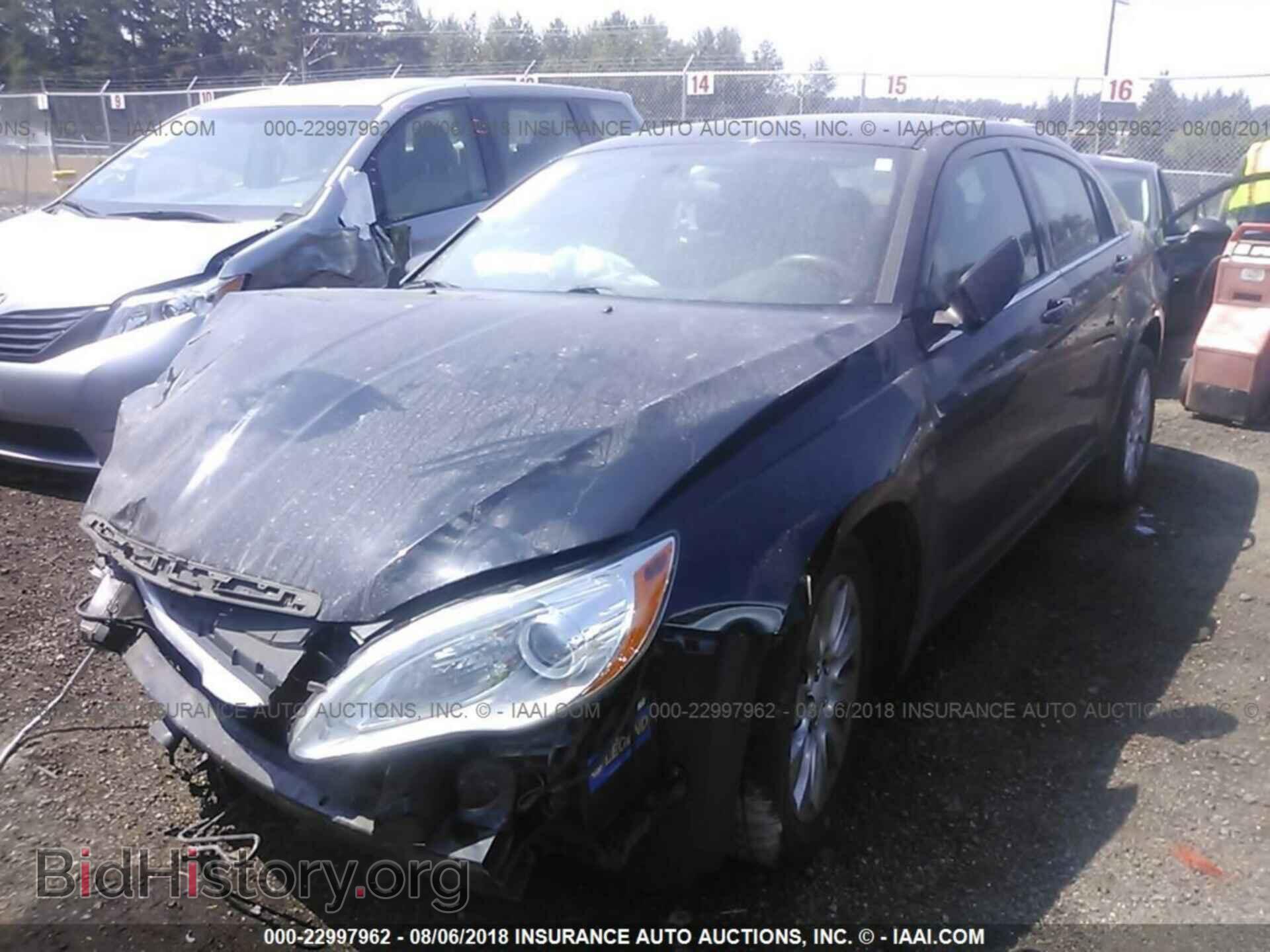 2013 Chrysler 200 - VIN: 1C3CCBAB0DN559464 - Фото 2