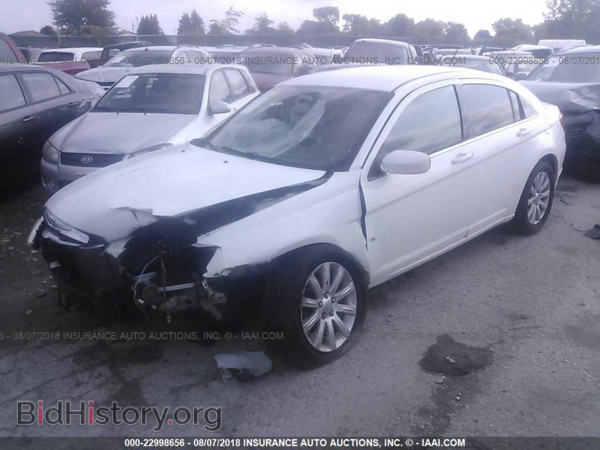 2011 Chrysler 200 - VIN: 1C3BC1FB2BN625282 - Фото 2