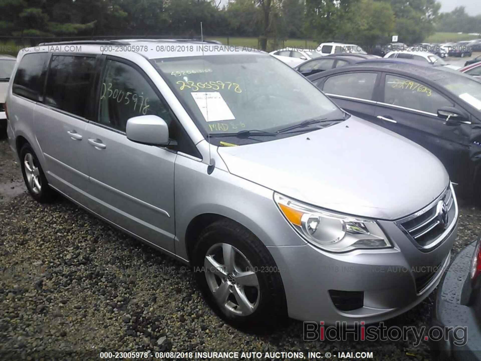 Photo 2V4RW3DG2BR806273 - Volkswagen Routan 2011