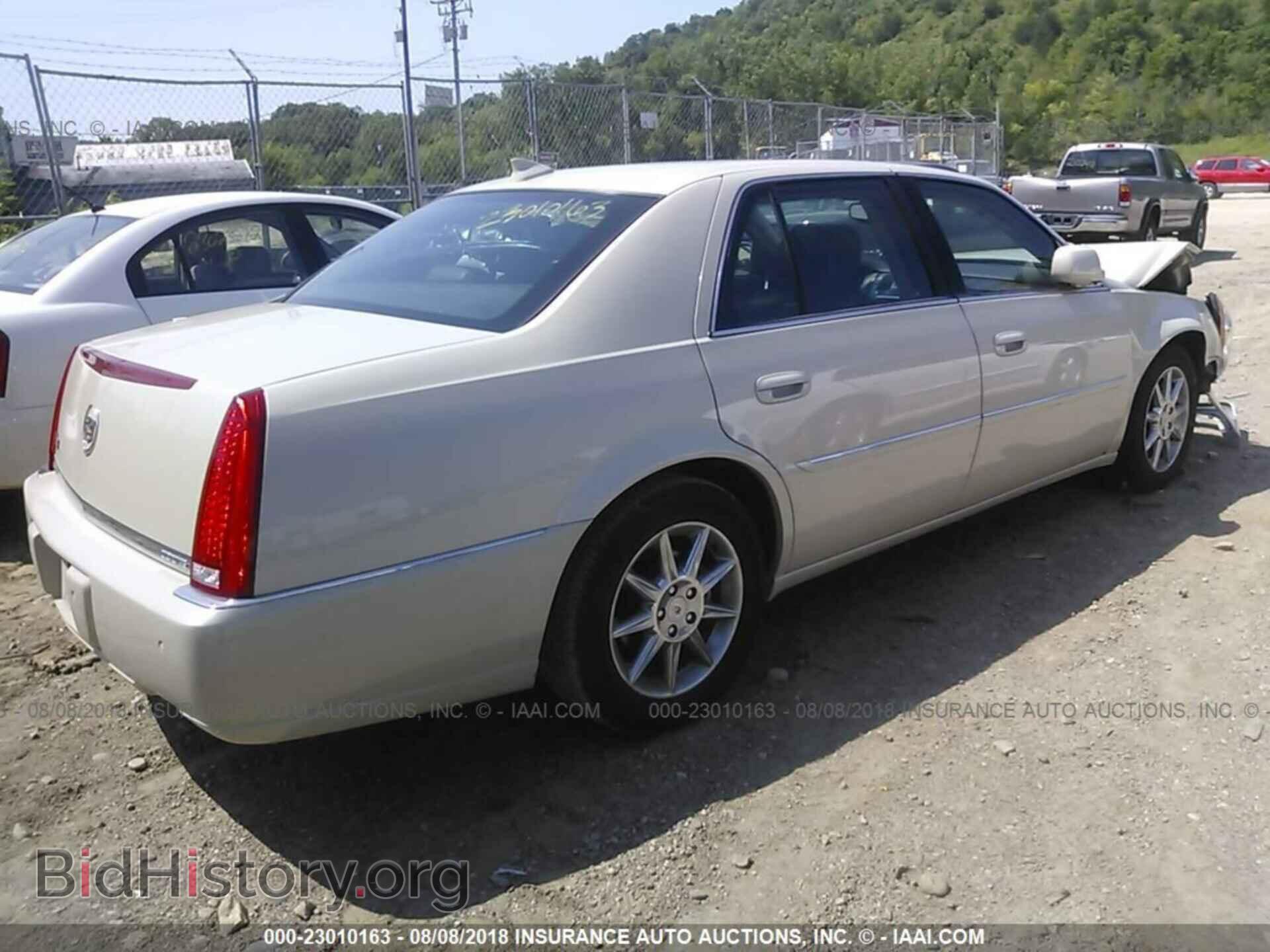 2011 Cadillac Dts - VIN: 1G6KD5E66BU142729 - Фото 4