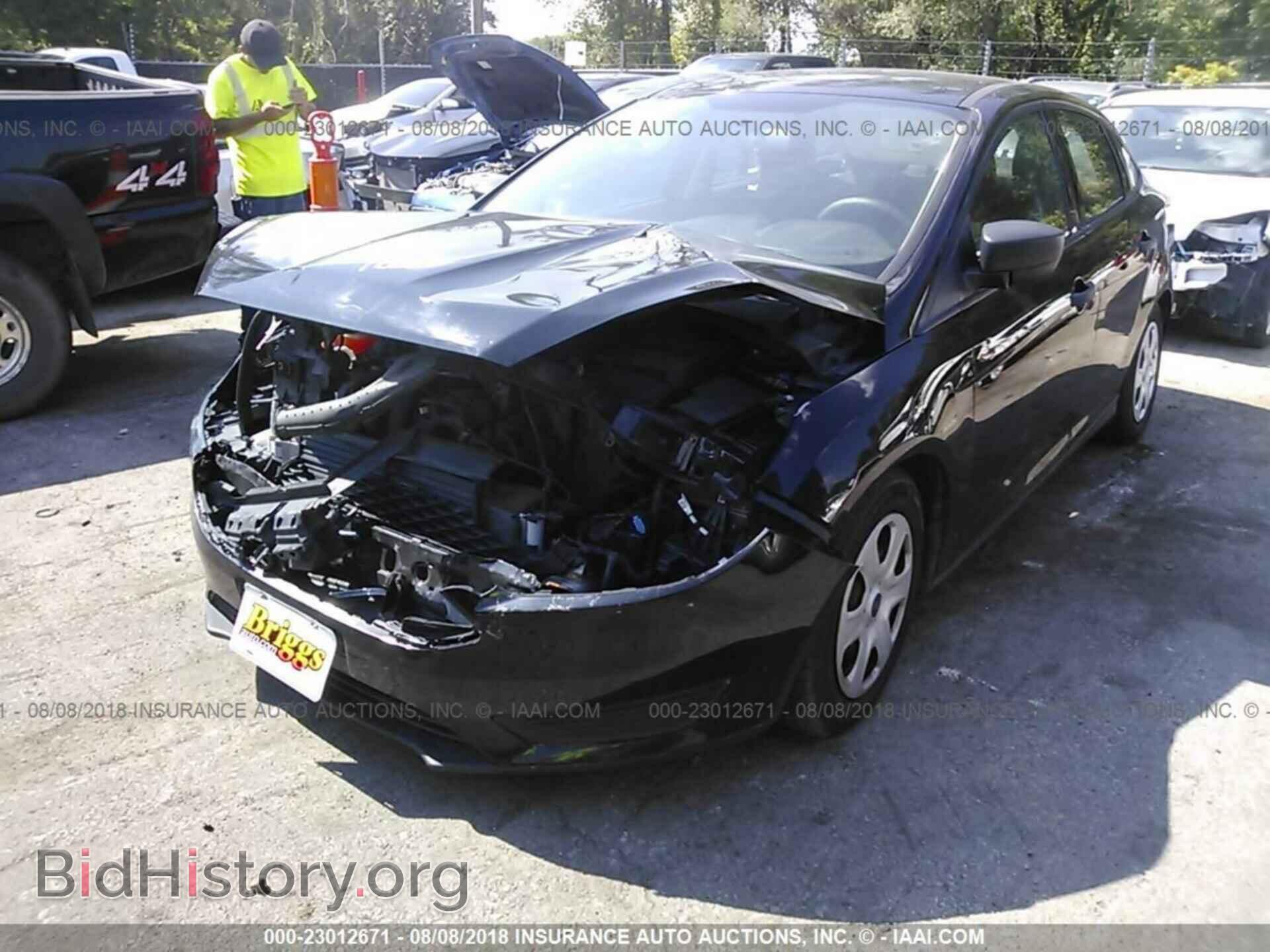 2016 Ford Focus - VIN: 1FADP3E26GL233100 - Photo 2