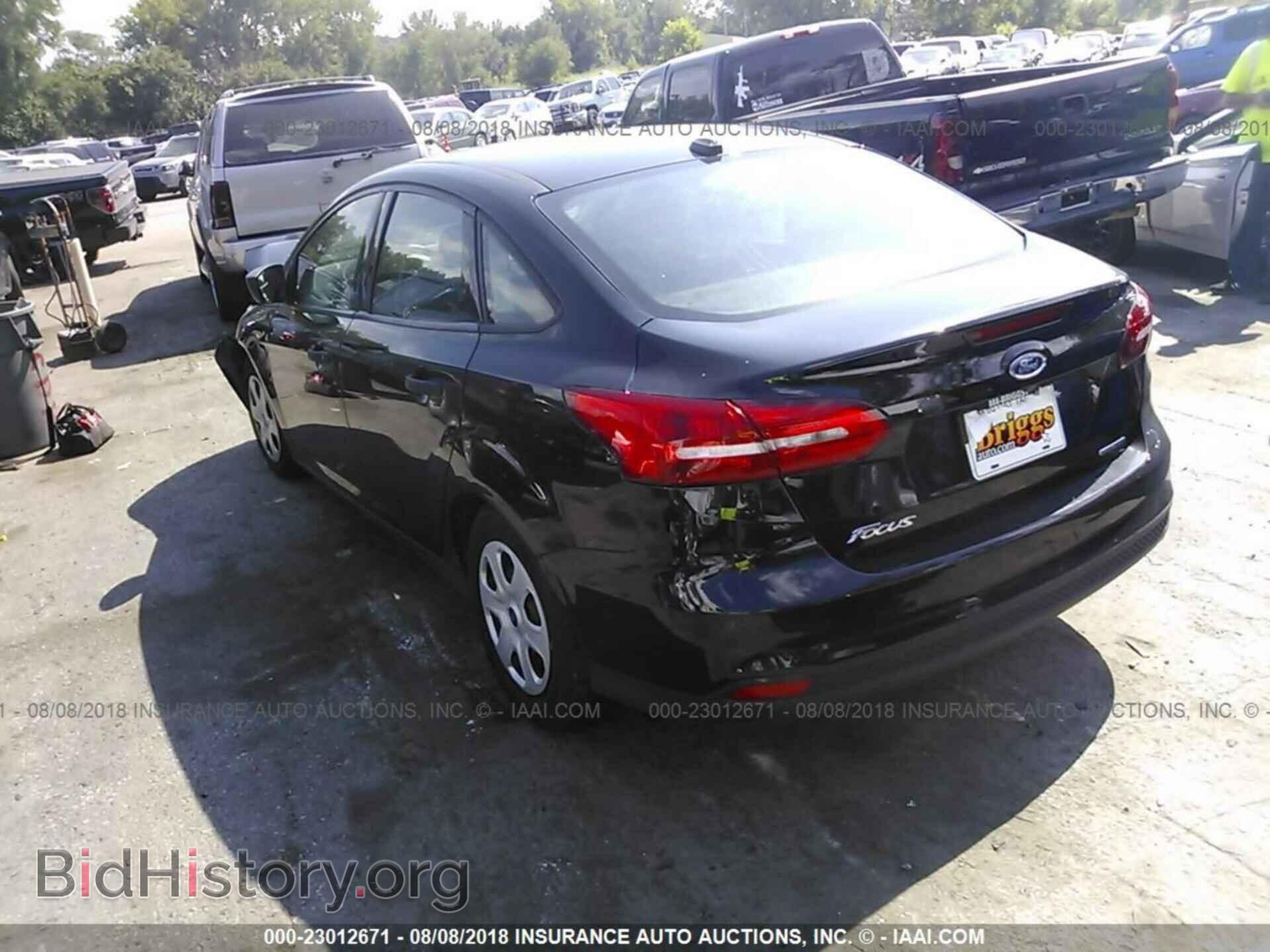 2016 Ford Focus - VIN: 1FADP3E26GL233100 - Photo 3