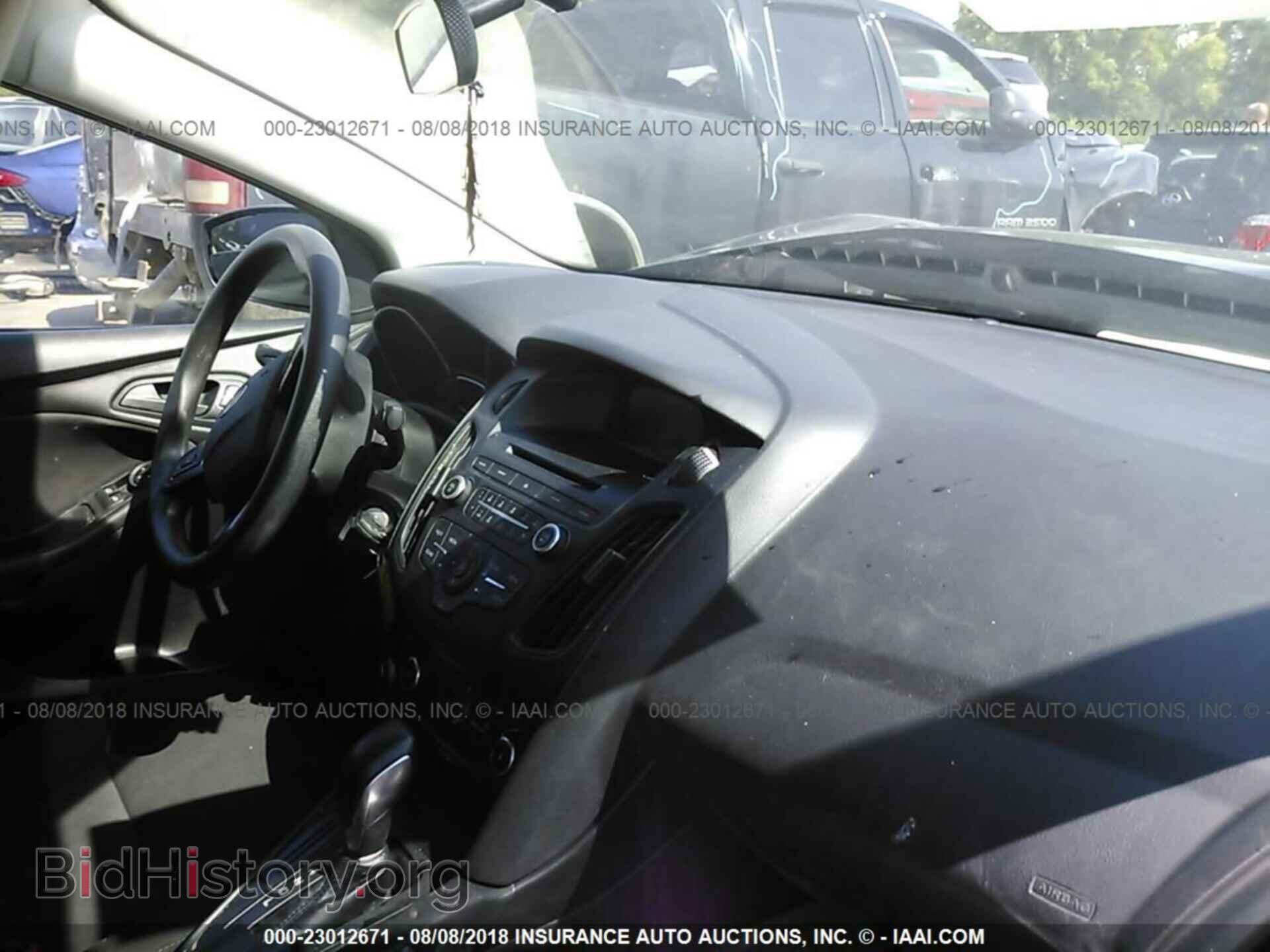 2016 Ford Focus - VIN: 1FADP3E26GL233100 - Photo 5