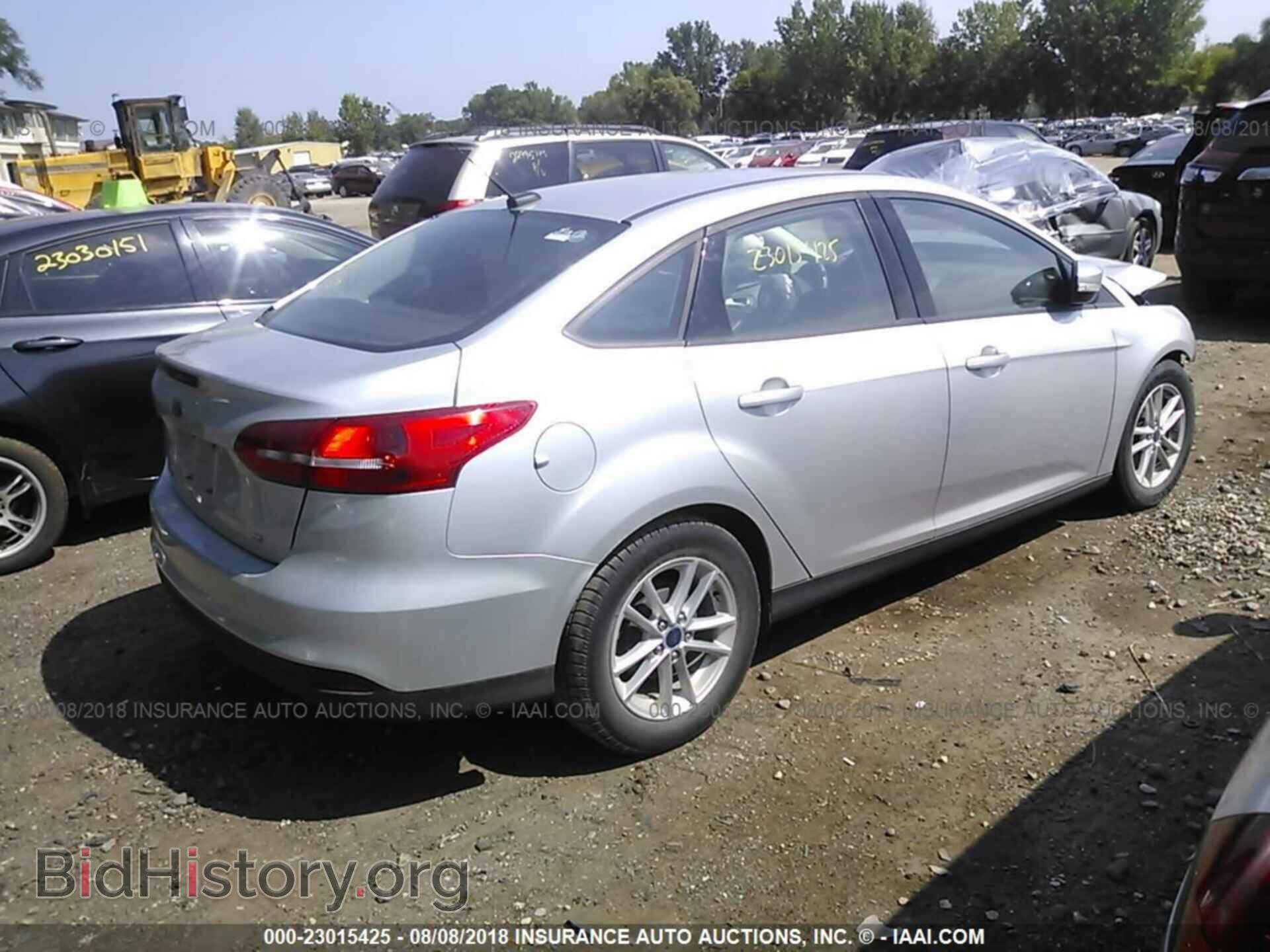 2016 Ford Focus - VIN: 1FADP3F22GL290408 - Photo 4