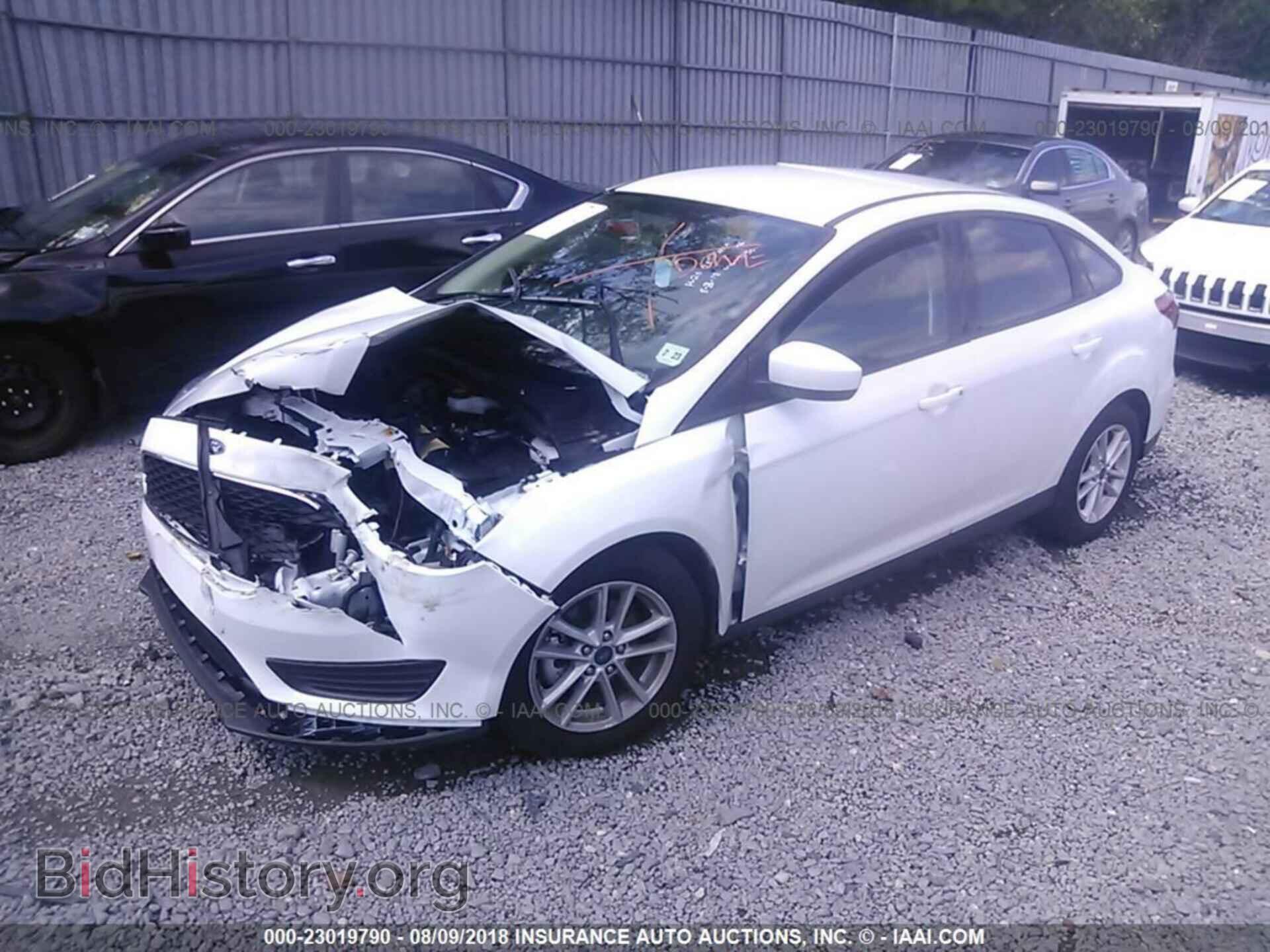 2018 Ford Focus - VIN: 1FADP3F28JL274656 - Фото 2