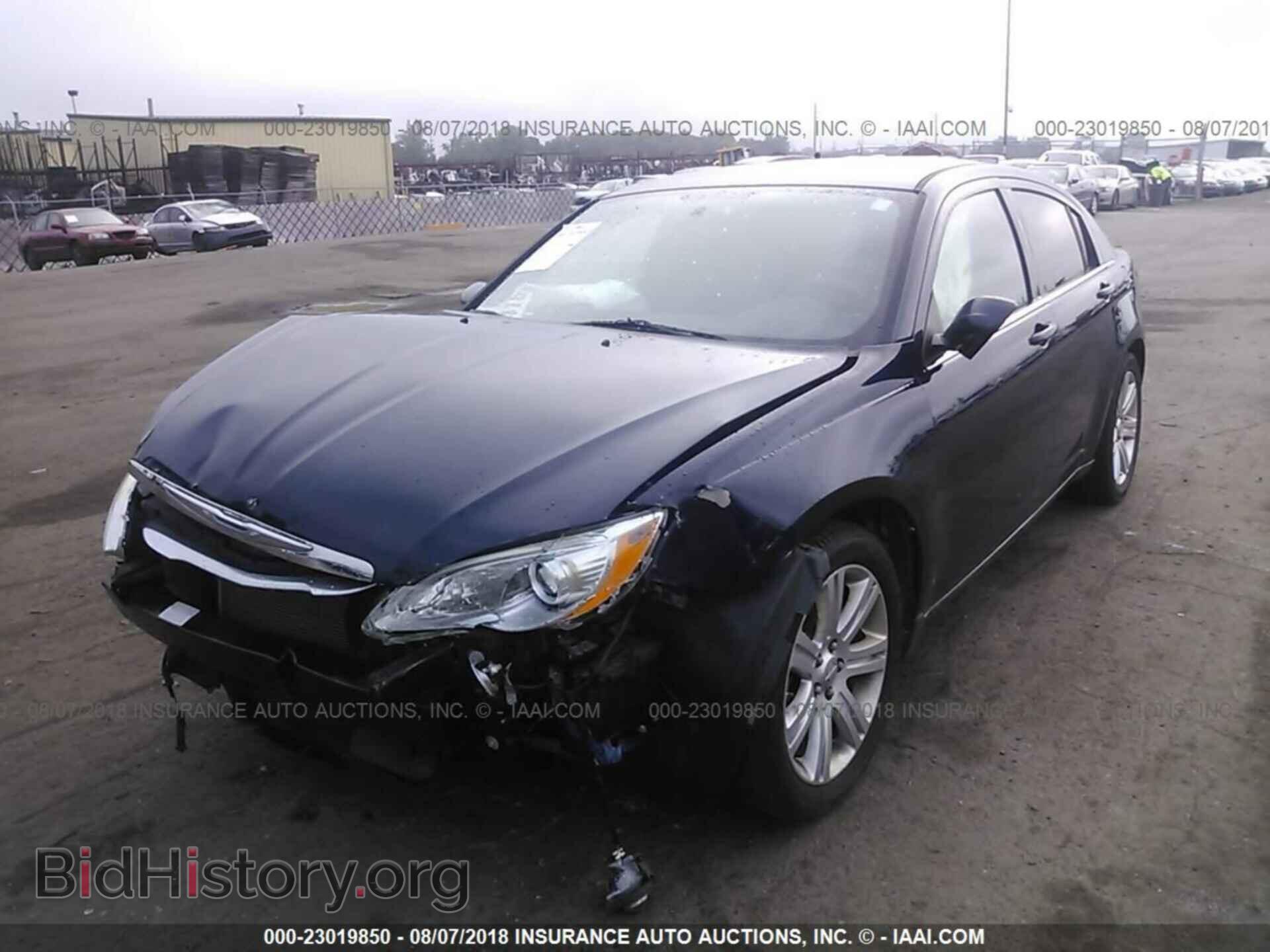 2013 Chrysler 200 - VIN: 1C3CCBBB1DN758361 - Фото 2