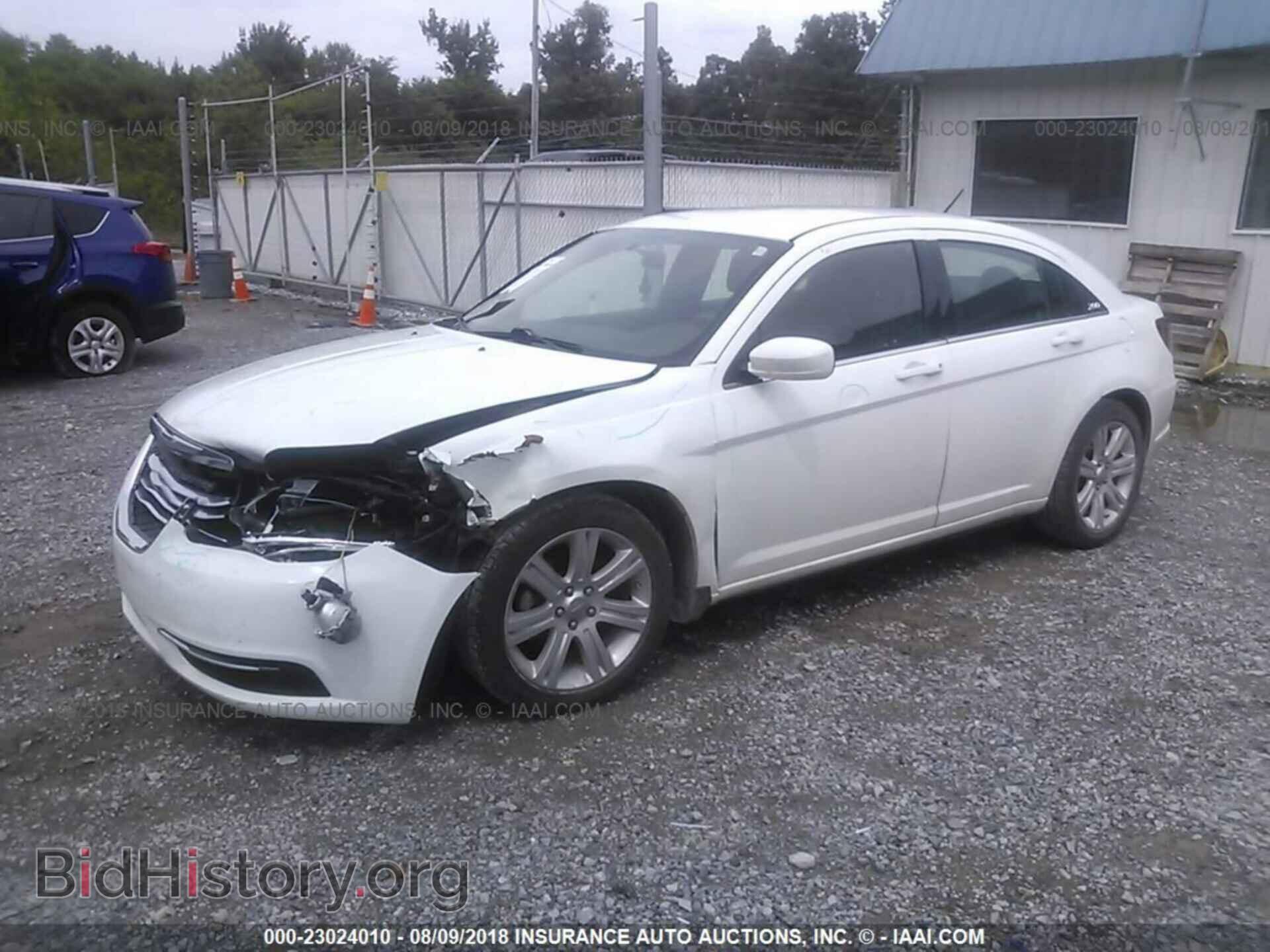 2013 Chrysler 200 - VIN: 1C3CCBABXDN733055 - Фото 2