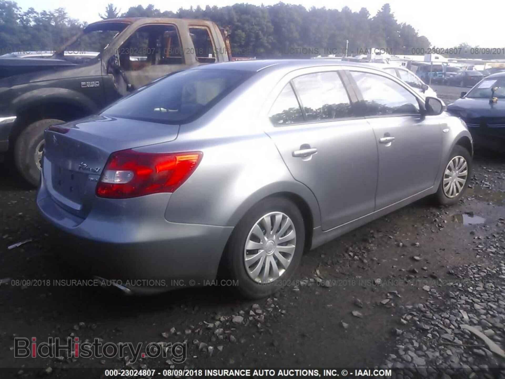 2011 Suzuki Kizashi - VIN: JS2RF9A1XB6110366 - Photo 4