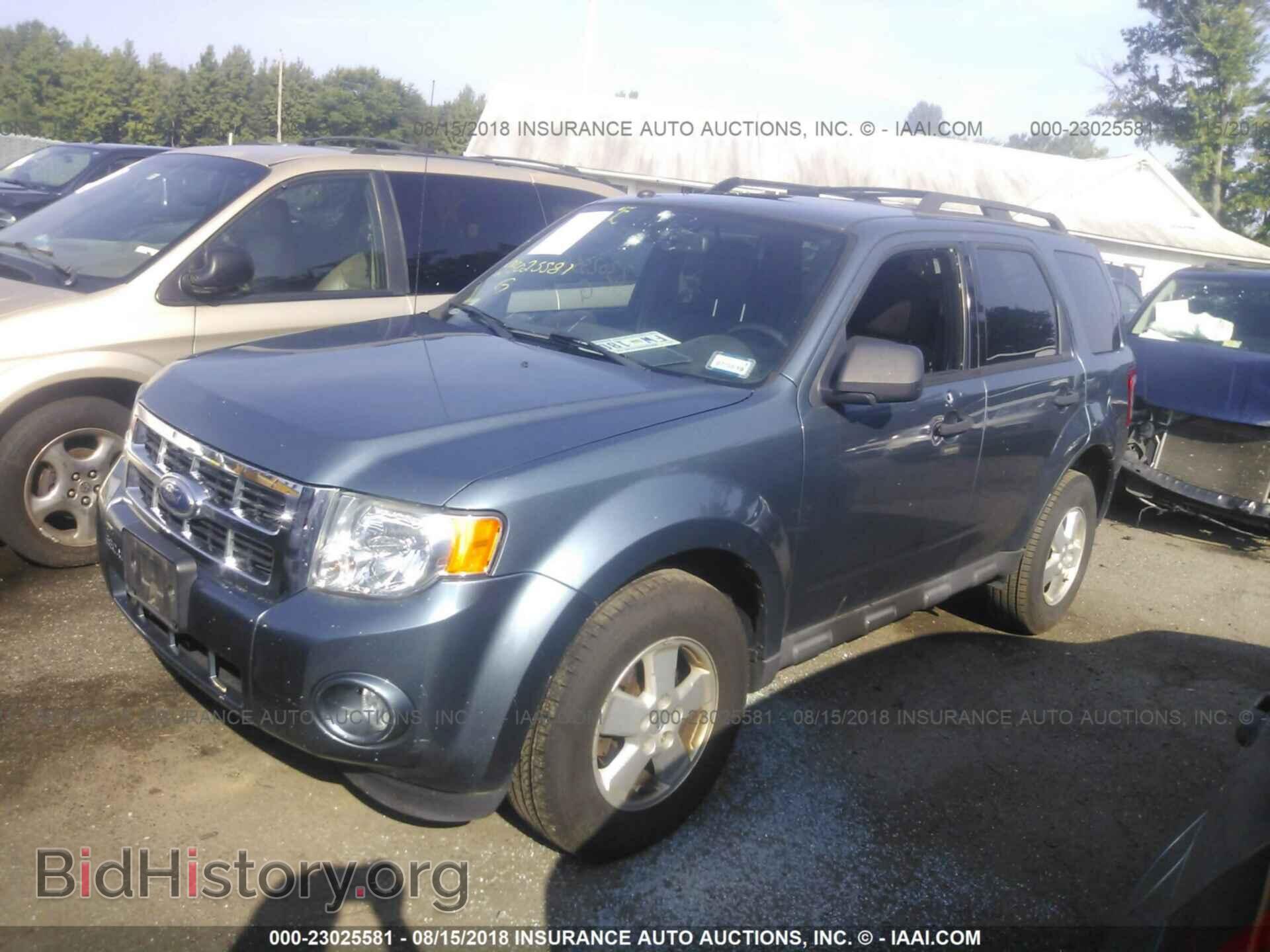 2011 Ford Escape - VIN: 1FMCU0D70BKC48504 - Photo 2