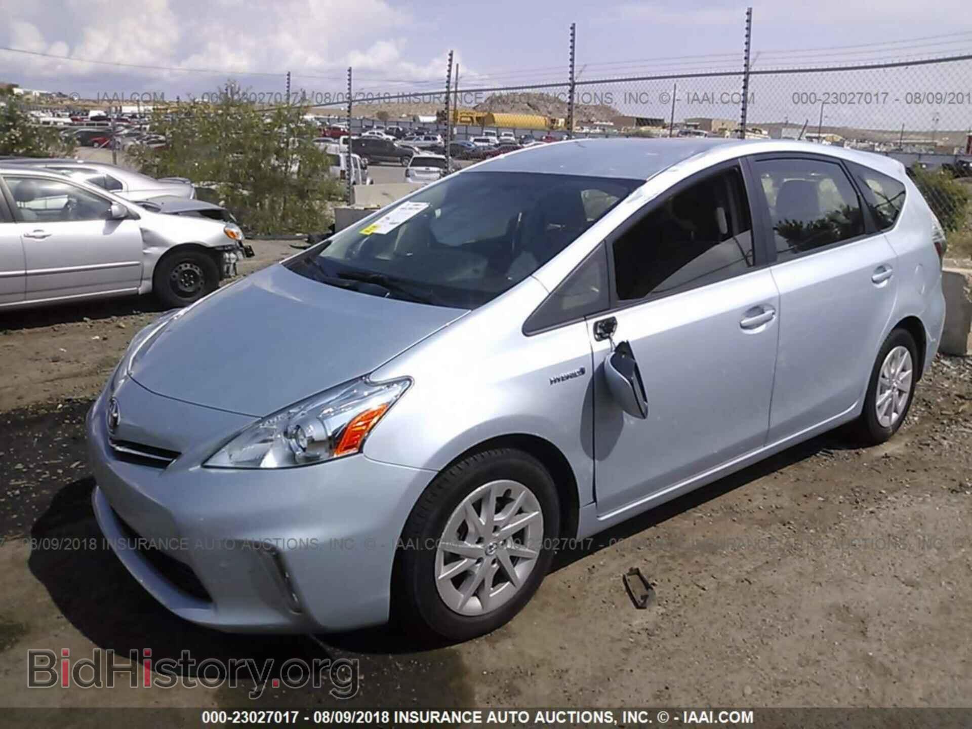 2012 Toyota Prius v - VIN: JTDZN3EU3C3117984 - Фото 2