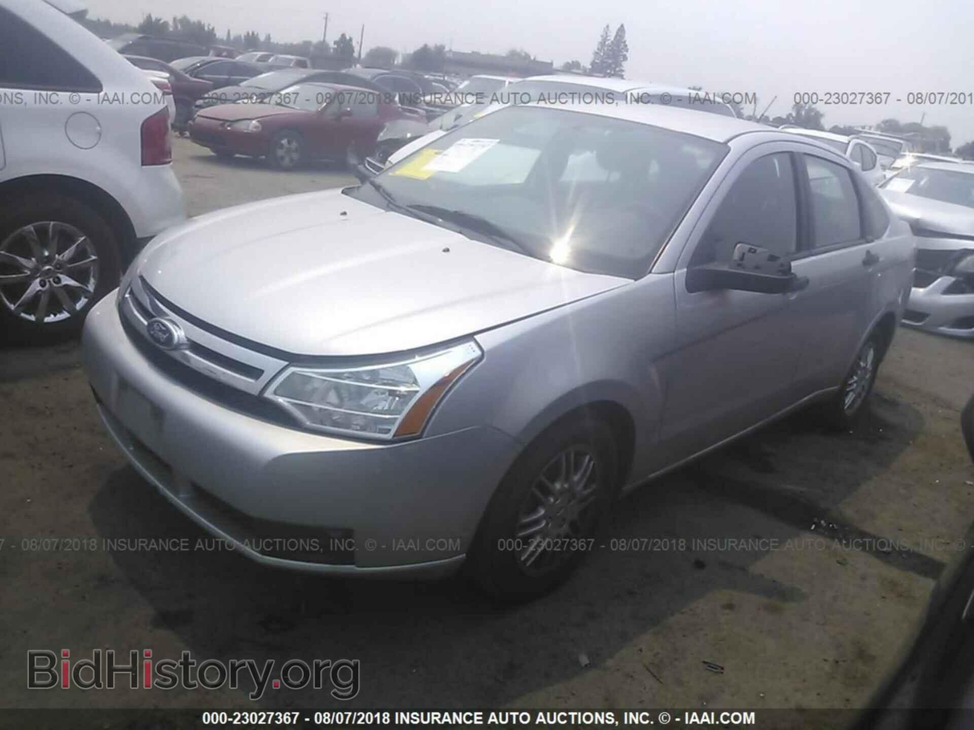 2011 Ford Focus - VIN: 1FAHP3FN1BW176872 - Фото 2