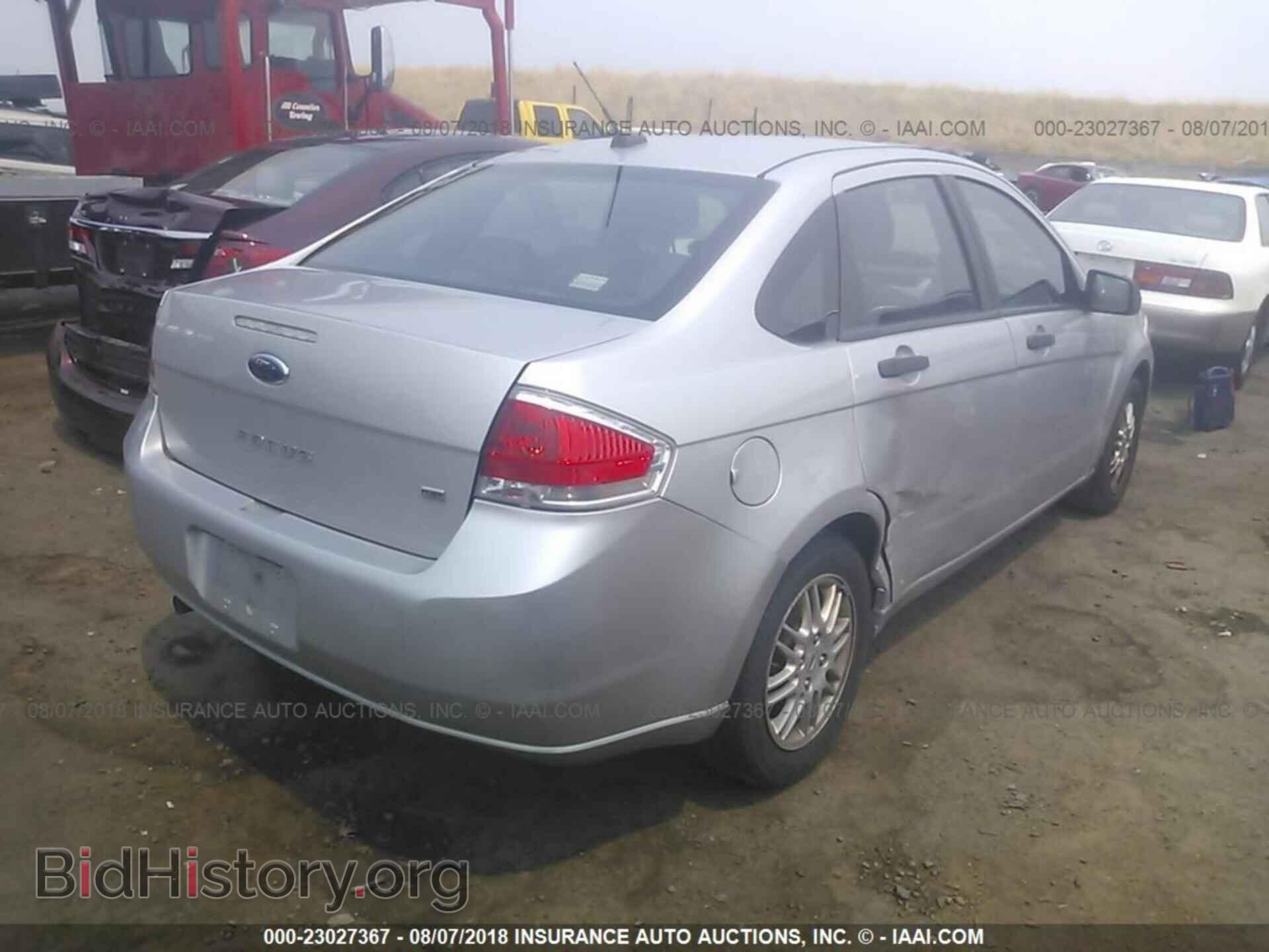 2011 Ford Focus - VIN: 1FAHP3FN1BW176872 - Фото 4