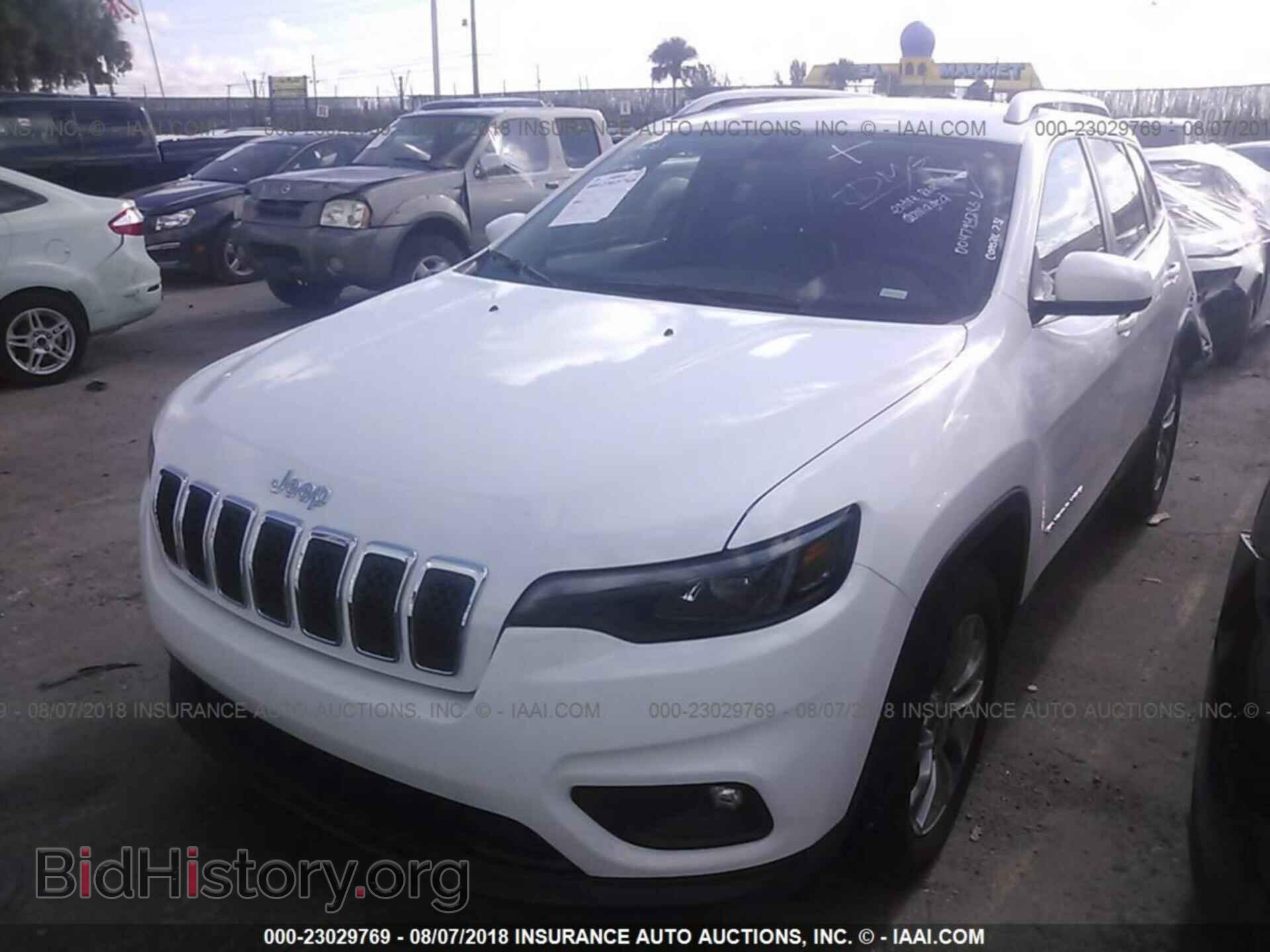 2019 Jeep Cherokee - VIN: 1C4PJLLB4KD154247 - Photo 2