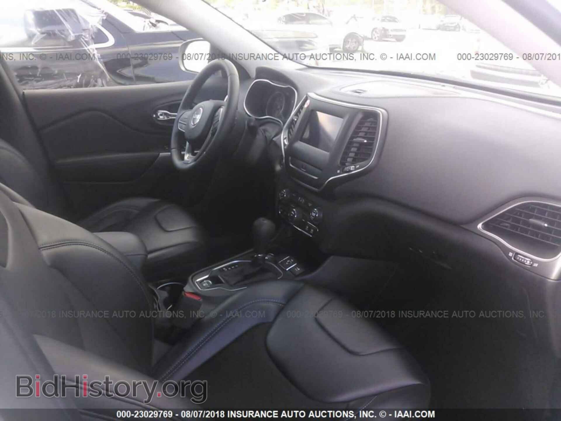 2019 Jeep Cherokee - VIN: 1C4PJLLB4KD154247 - Photo 5