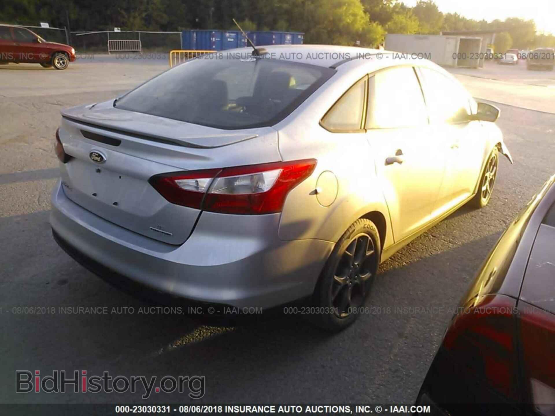 2014 Ford Focus - VIN: 1FADP3F25EL137888 - Photo 4