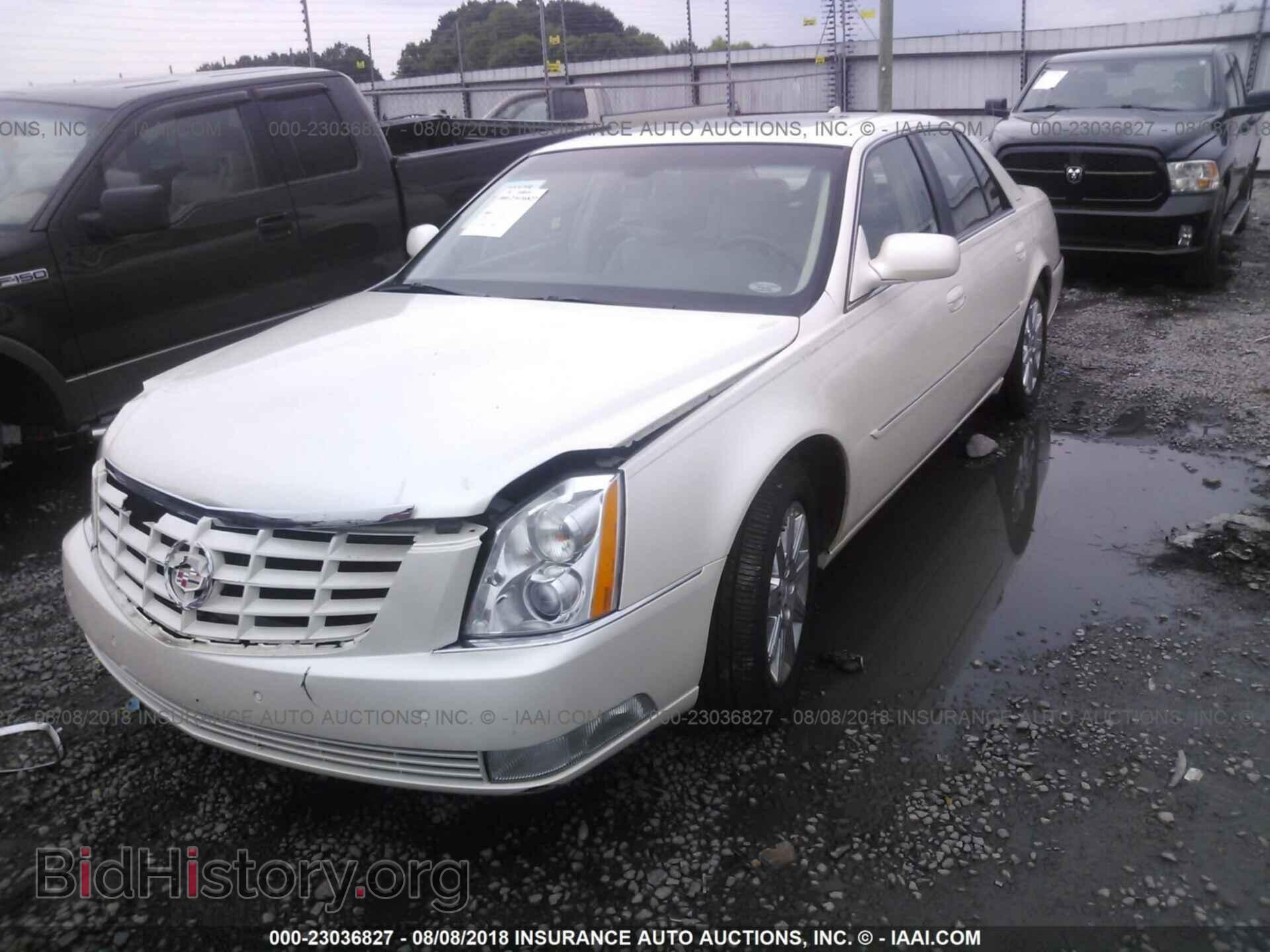 2011 Cadillac Dts - VIN: 1G6KH5E66BU151273 - Photo 2