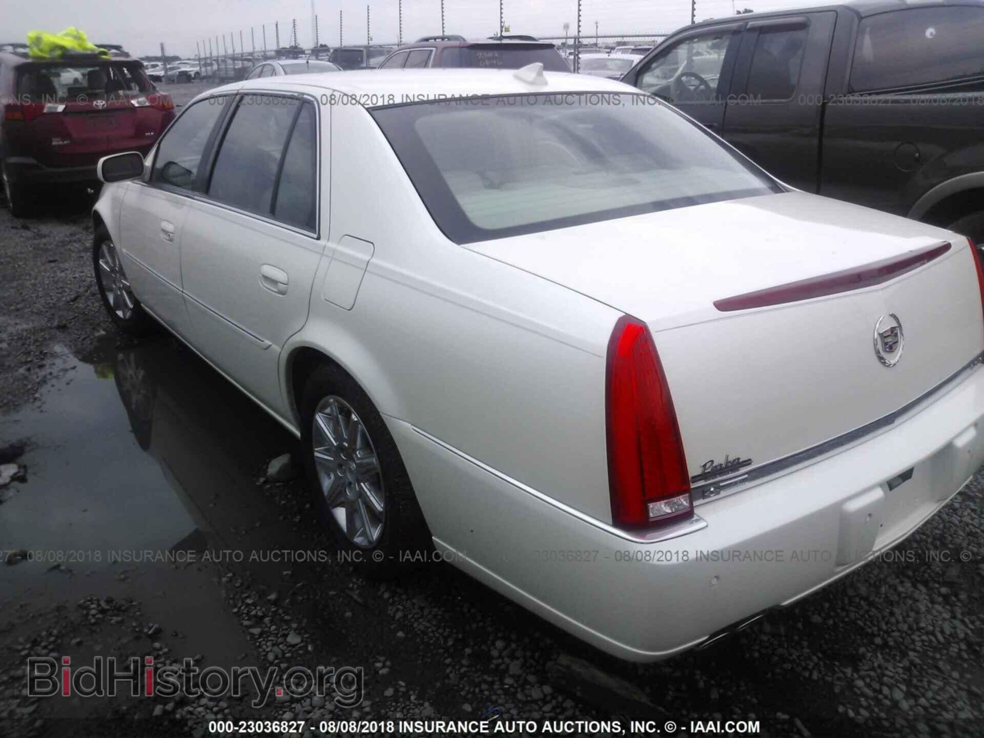 2011 Cadillac Dts - VIN: 1G6KH5E66BU151273 - Photo 3