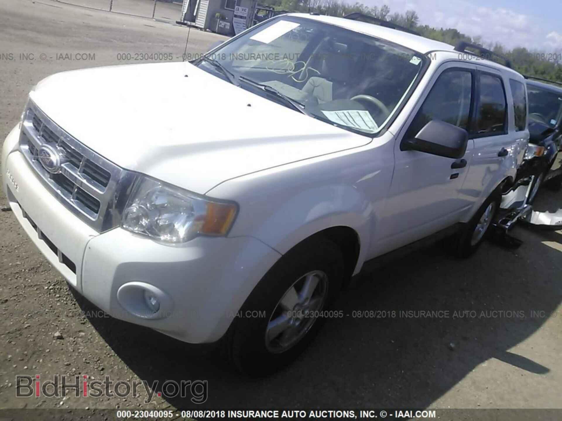 2011 Ford Escape - VIN: 1FMCU0DG2BKC61836 - Фото 2