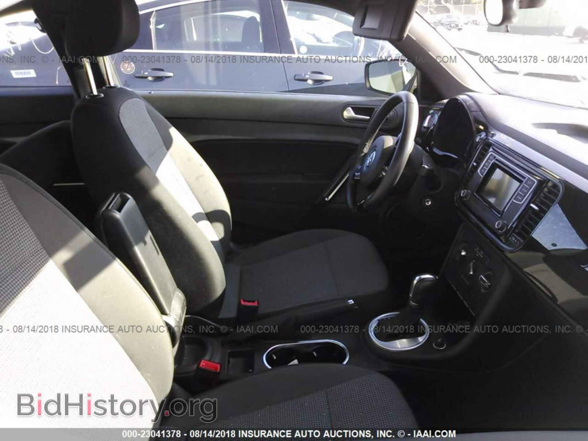 2018 Volkswagen Beetle - VIN: 3VWFD7AT3JM708075 - Фото 5