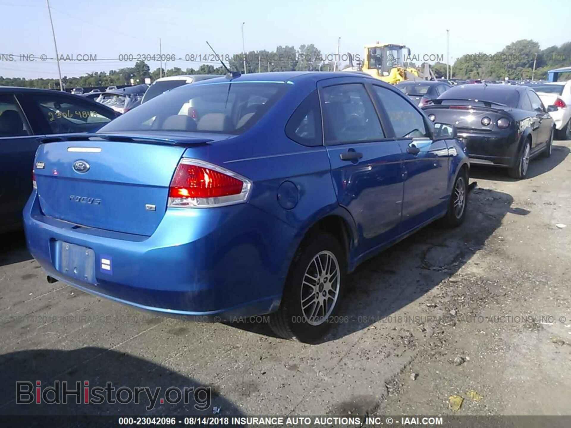 2011 Ford Focus - VIN: 1FAHP3FN2BW104823 - Photo 4