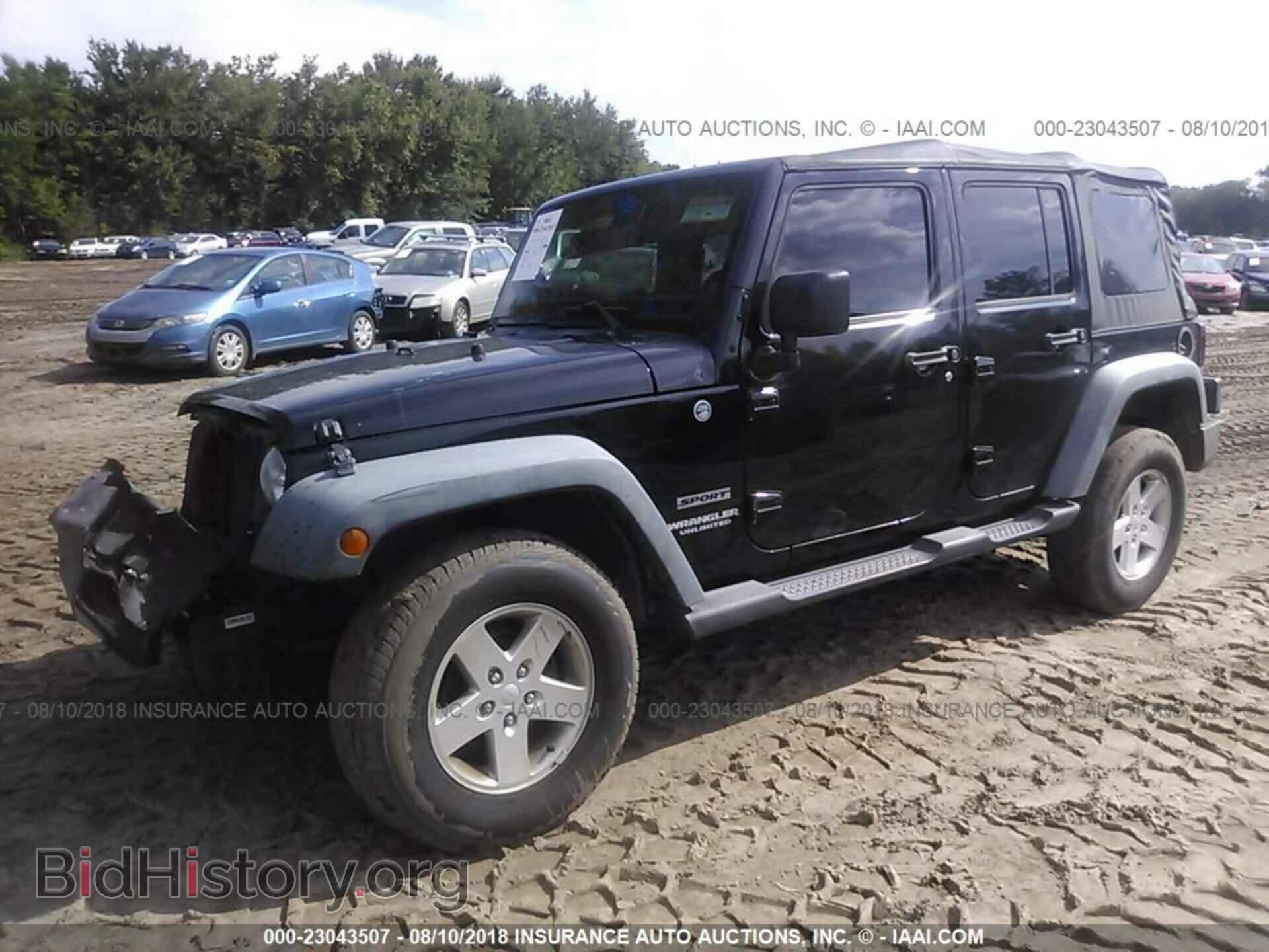 2011 Jeep Wrangler - VIN: 1J4BA3H16BL547838 - Фото 2