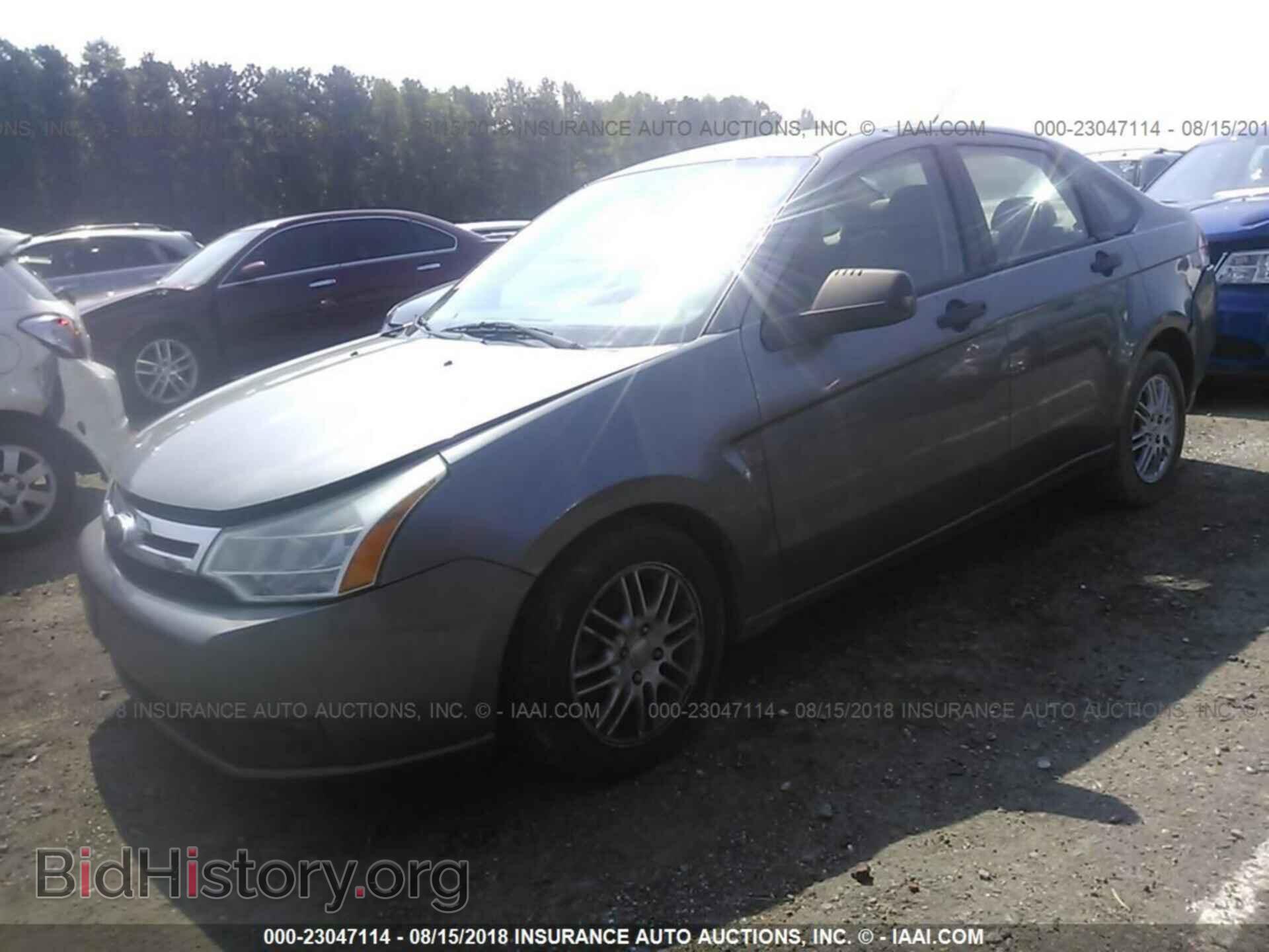 2011 Ford Focus - VIN: 1FAHP3FN2BW122402 - Photo 2