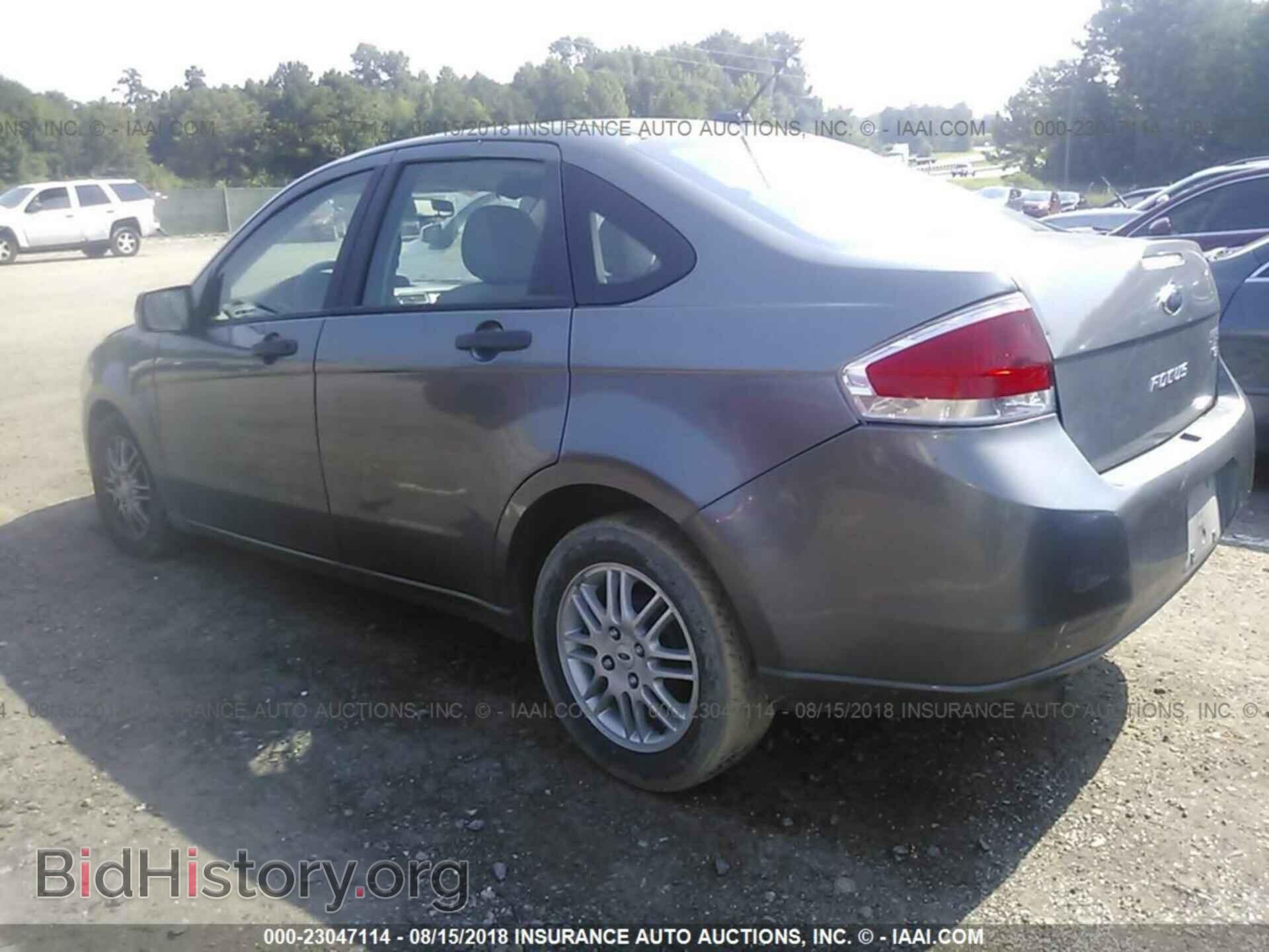 2011 Ford Focus - VIN: 1FAHP3FN2BW122402 - Photo 3
