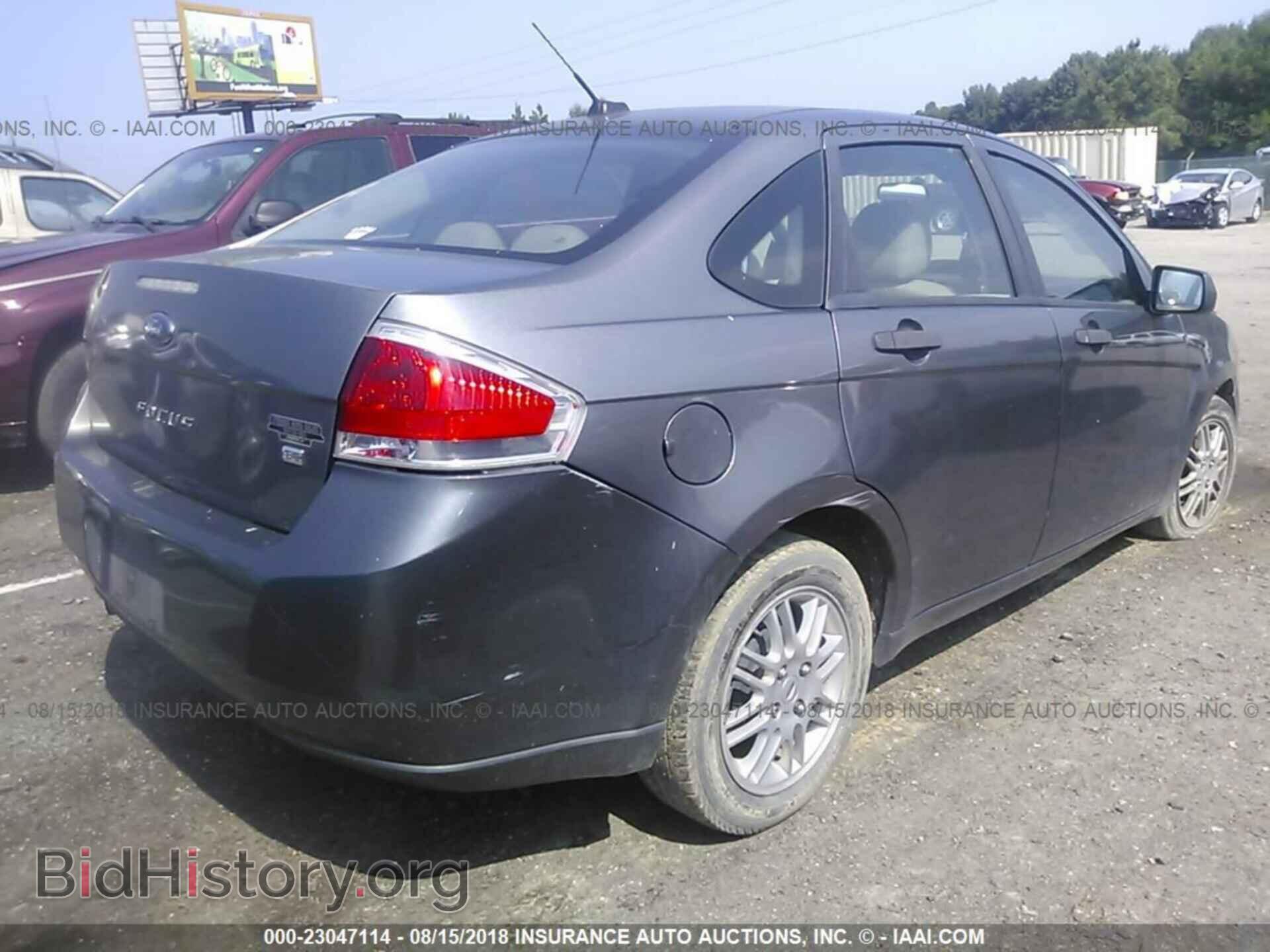 2011 Ford Focus - VIN: 1FAHP3FN2BW122402 - Photo 4