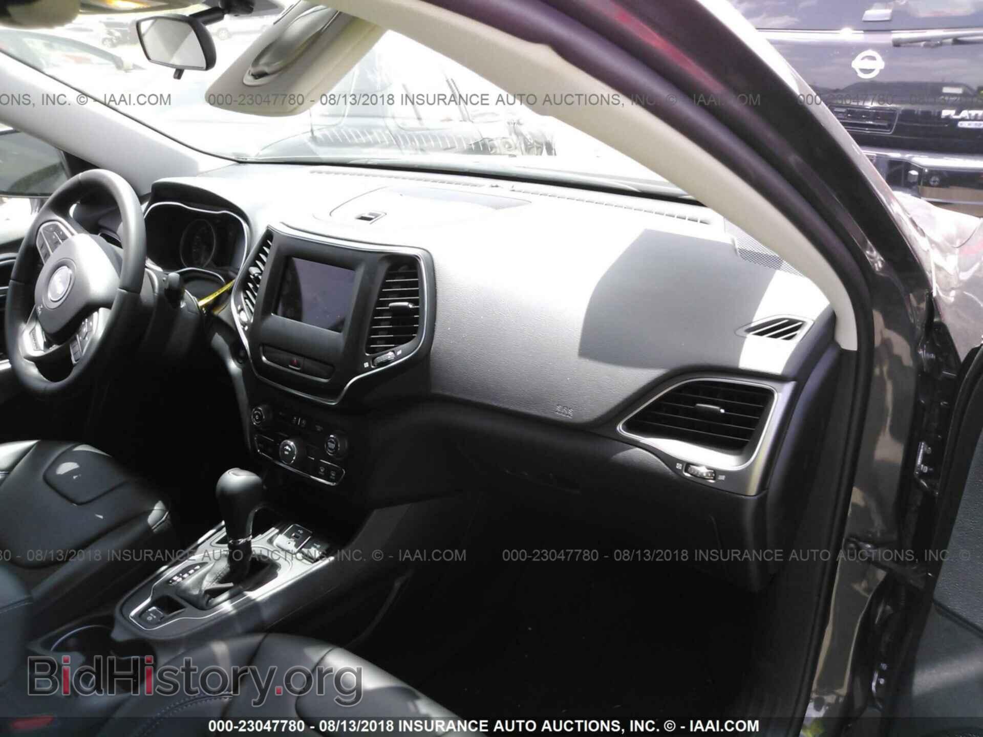 2019 Jeep Cherokee - VIN: 1C4PJLLB9KD151604 - Photo 5