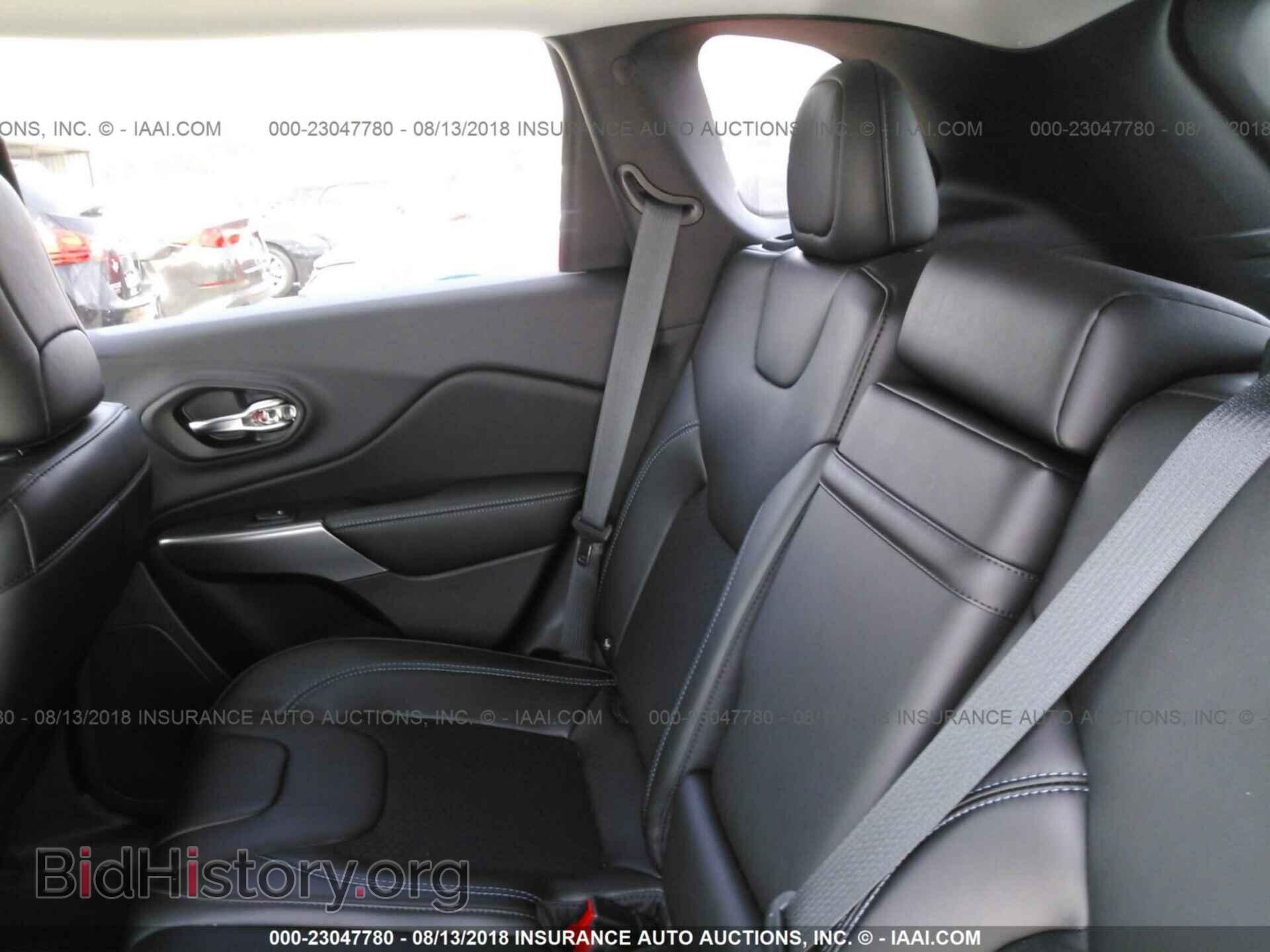 2019 Jeep Cherokee - VIN: 1C4PJLLB9KD151604 - Photo 8