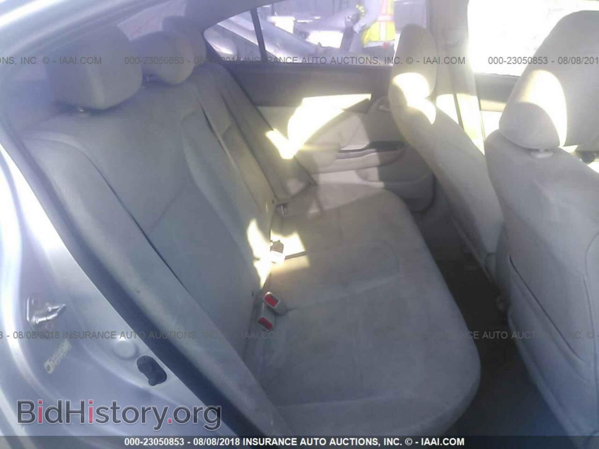2012 Honda Civic - VIN: 2HGFB2F52CH570960 - Photo 8