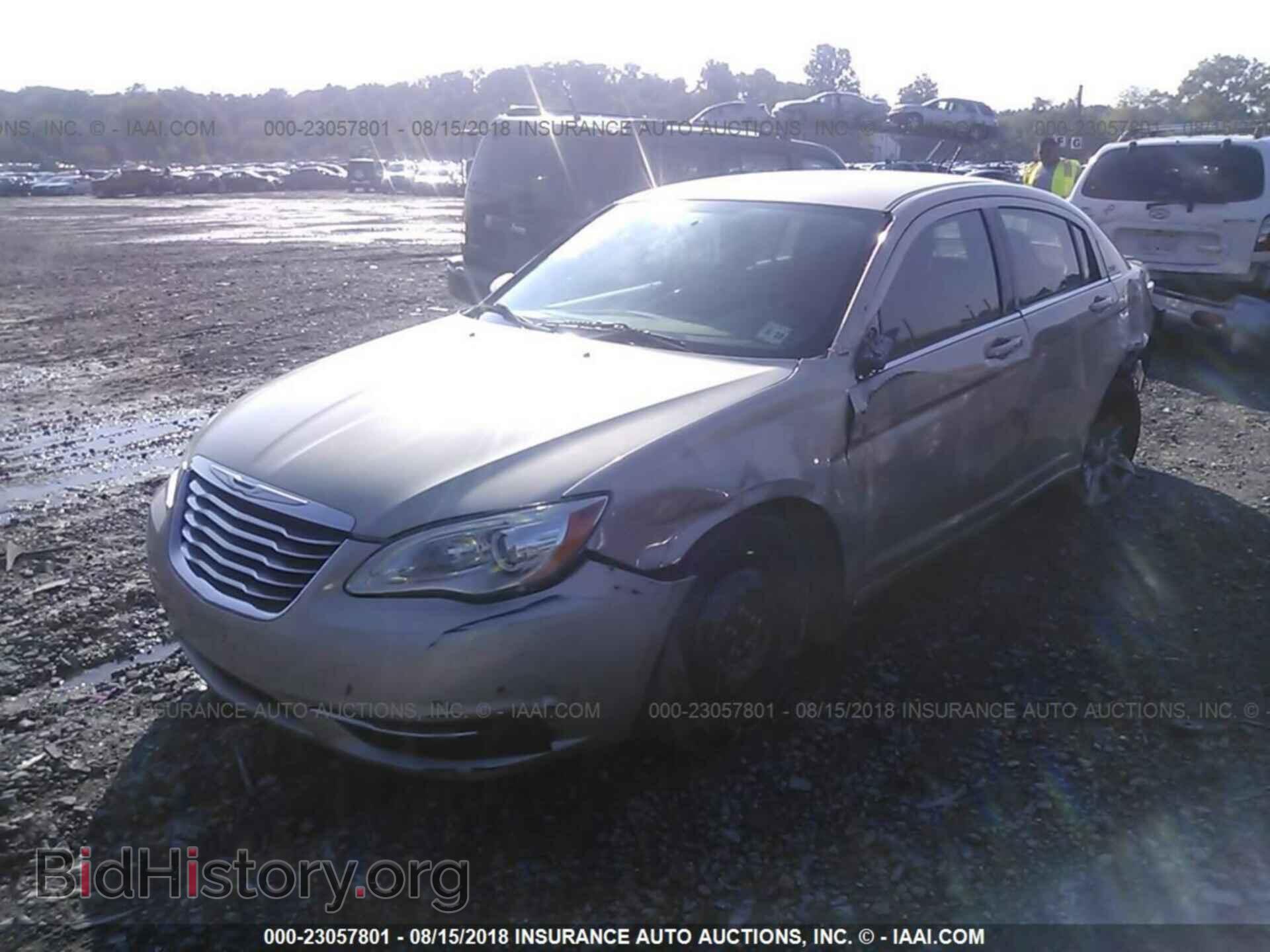 2014 Chrysler 200 - VIN: 1C3CCBABXEN211530 - Photo 2