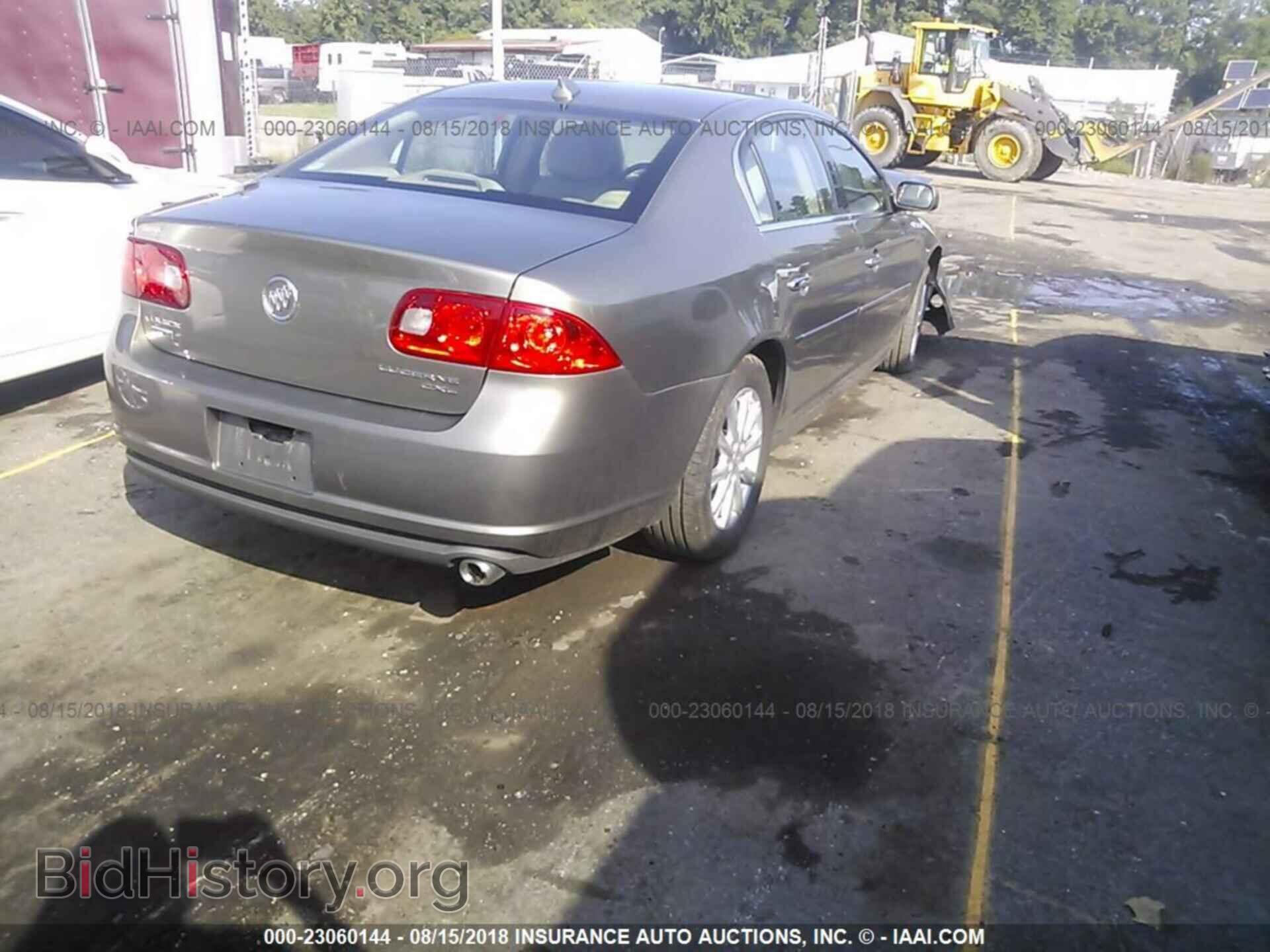 2011 Buick Lucerne - VIN: 1G4HC5EM7BU110232 - Photo 4