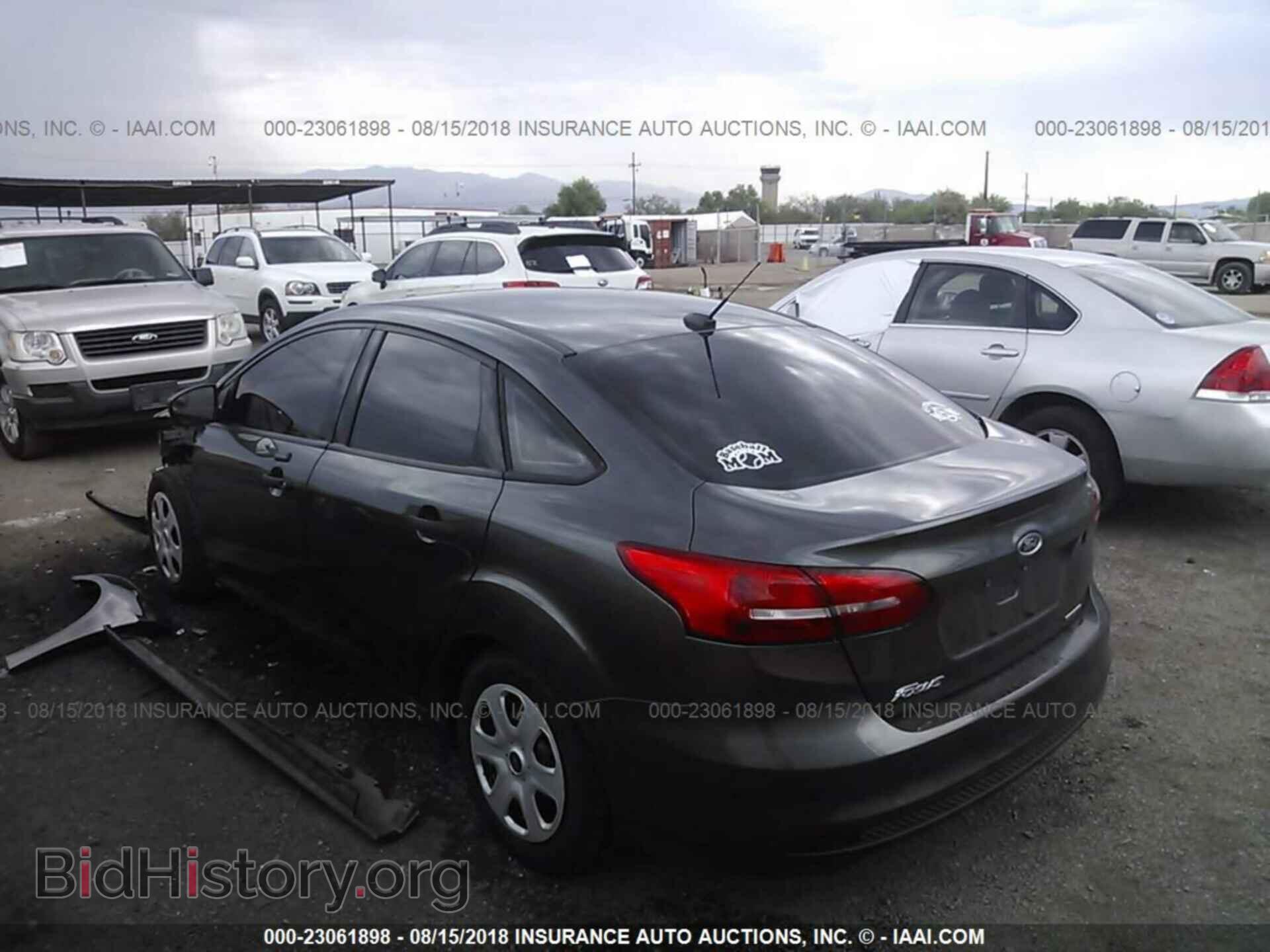 2016 Ford Focus - VIN: 1FADP3E24GL399325 - Photo 3