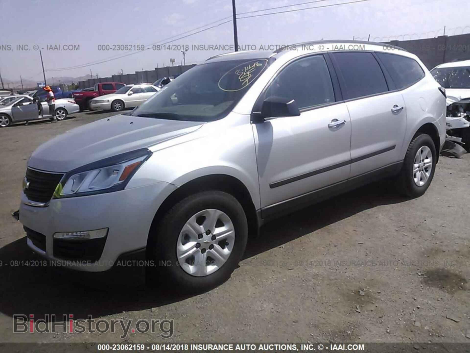 2017 Chevrolet Traverse - VIN: 1GNKRFKD8HJ211168 - Фото 2