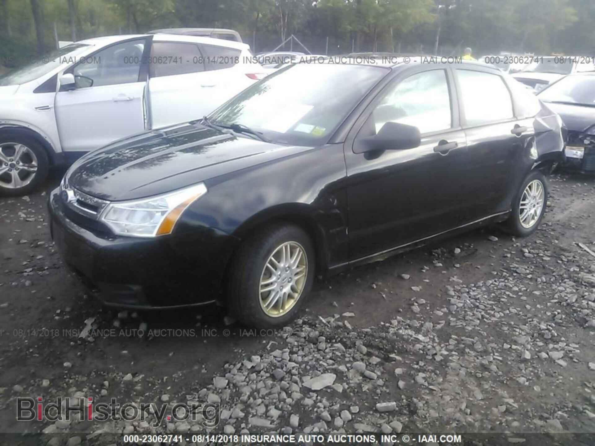 2011 Ford Focus - VIN: 1FAHP3FN4BW100370 - Фото 2