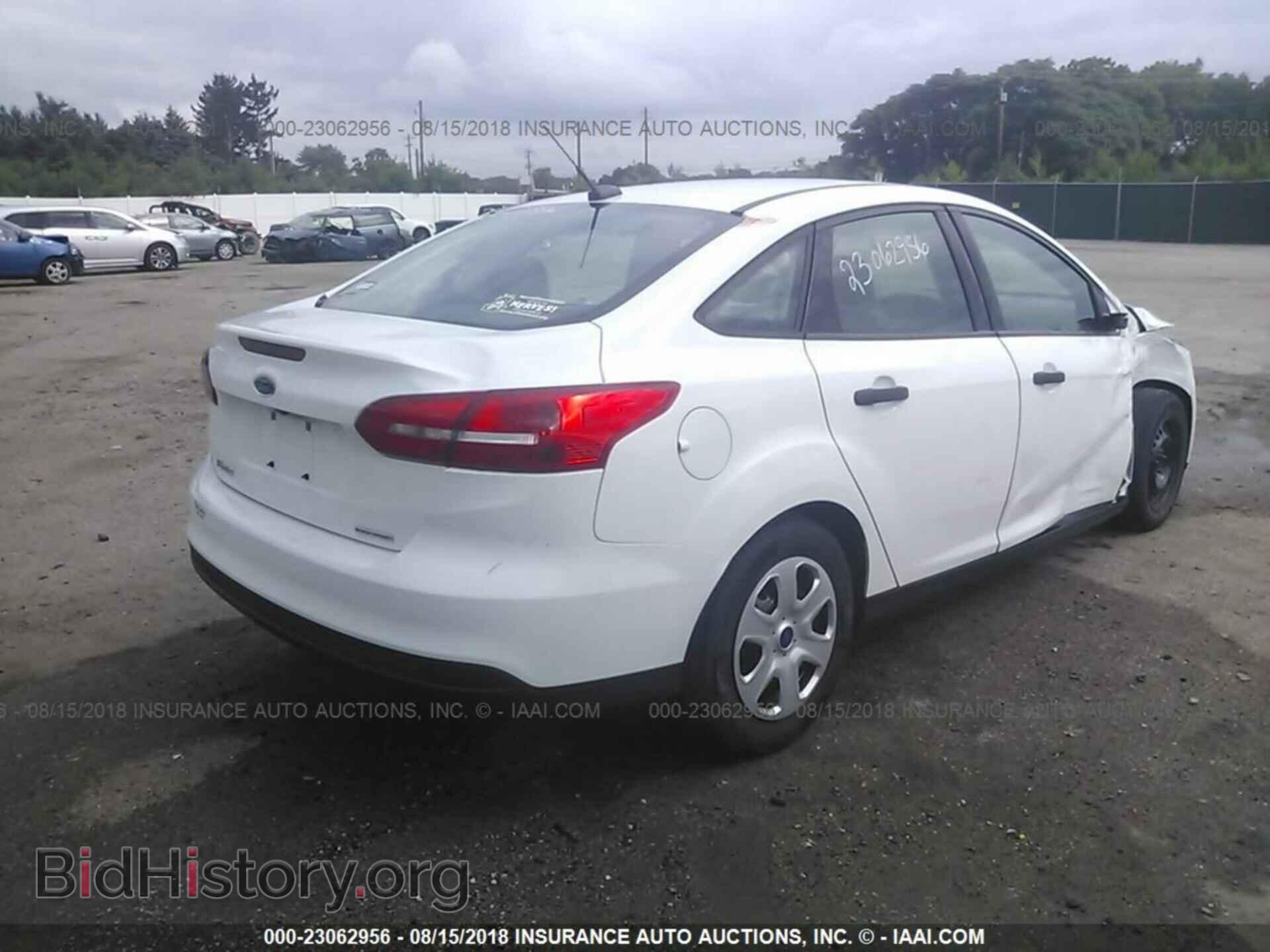 2016 Ford Focus - VIN: 1FADP3E23GL212057 - Photo 4