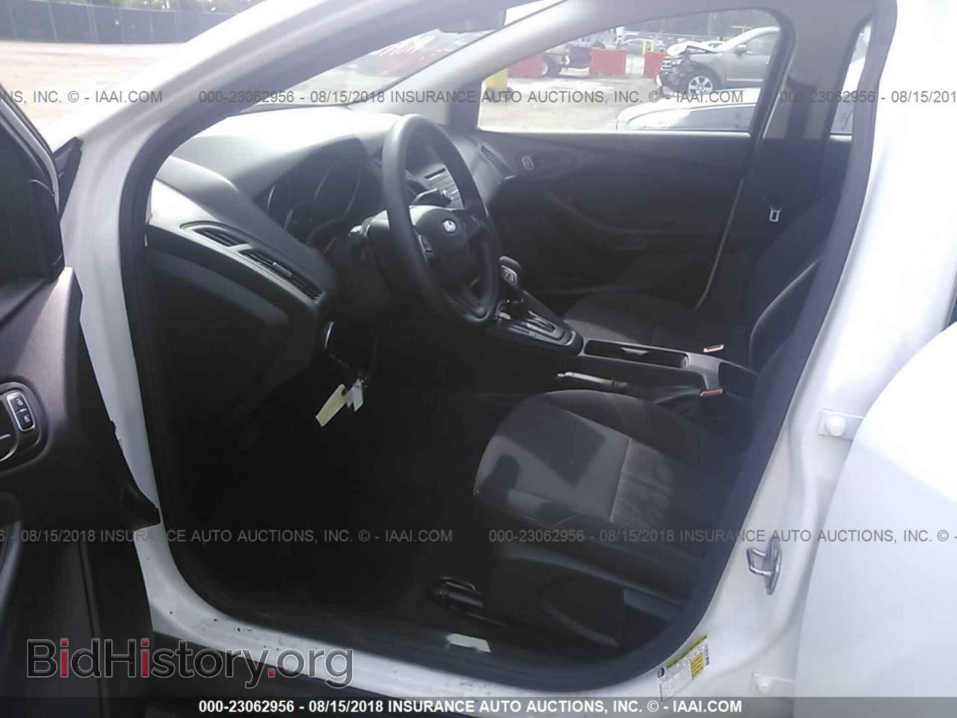 2016 Ford Focus - VIN: 1FADP3E23GL212057 - Photo 5