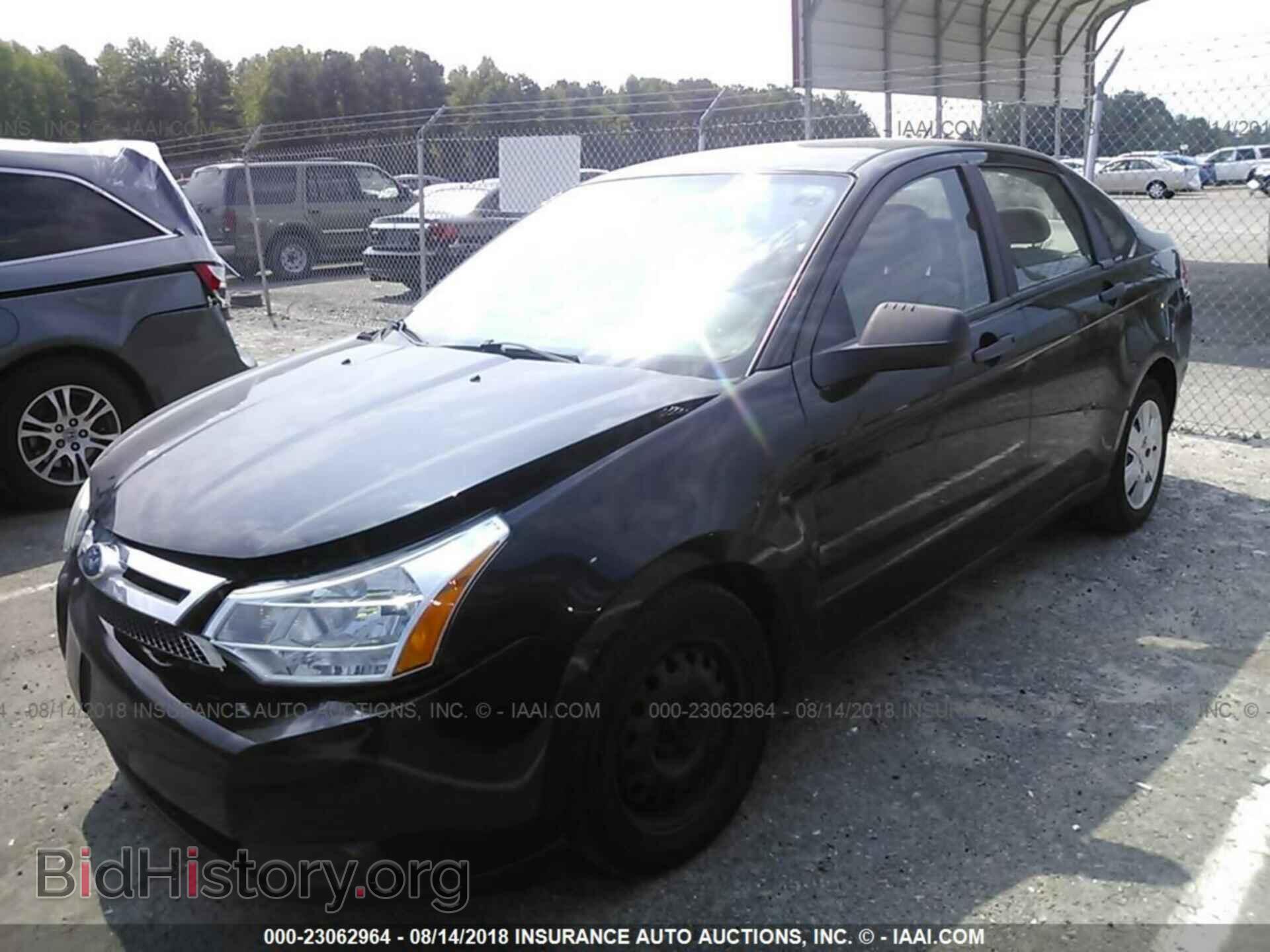 2011 Ford Focus - VIN: 1FAHP3EN7BW110182 - Фото 2