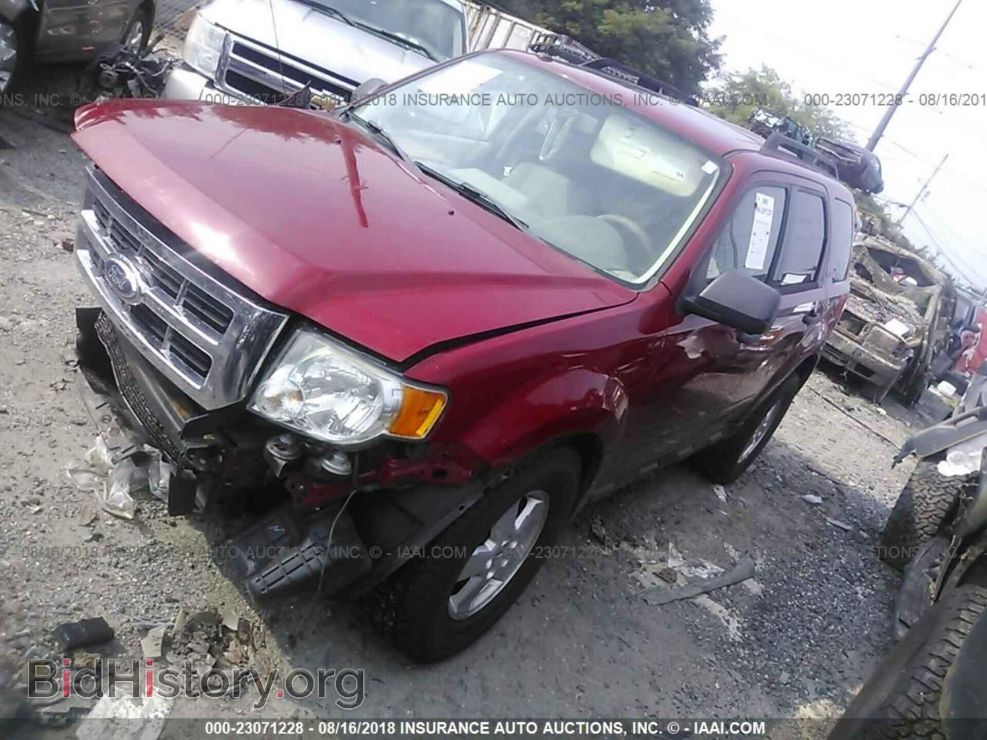 2011 Ford Escape - VIN: 1FMCU0D73BKA47972 - Фото 2