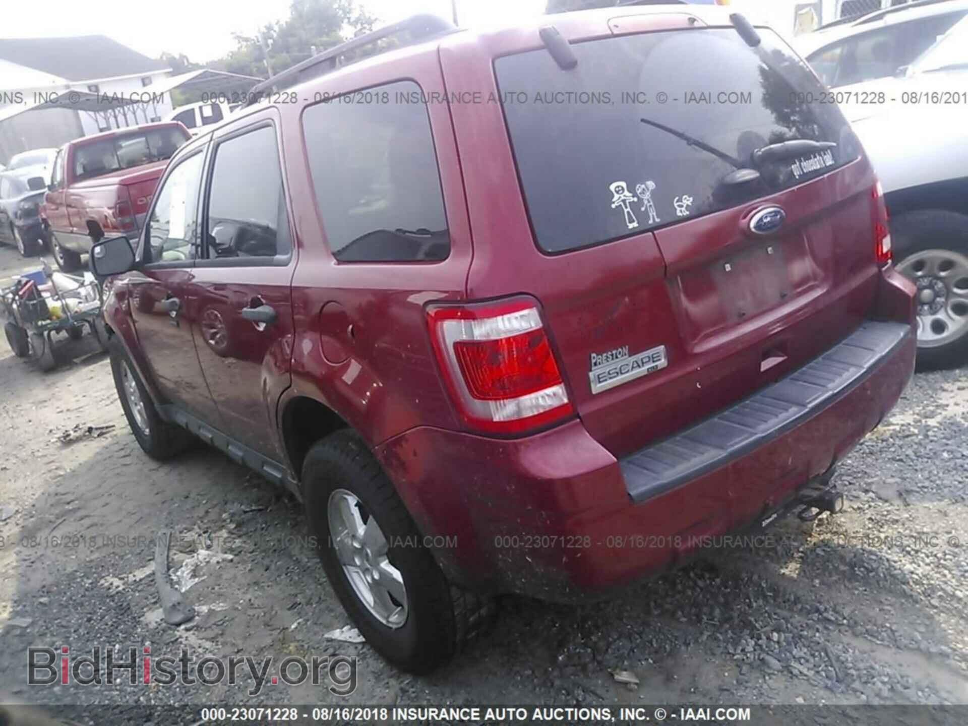 2011 Ford Escape - VIN: 1FMCU0D73BKA47972 - Фото 3
