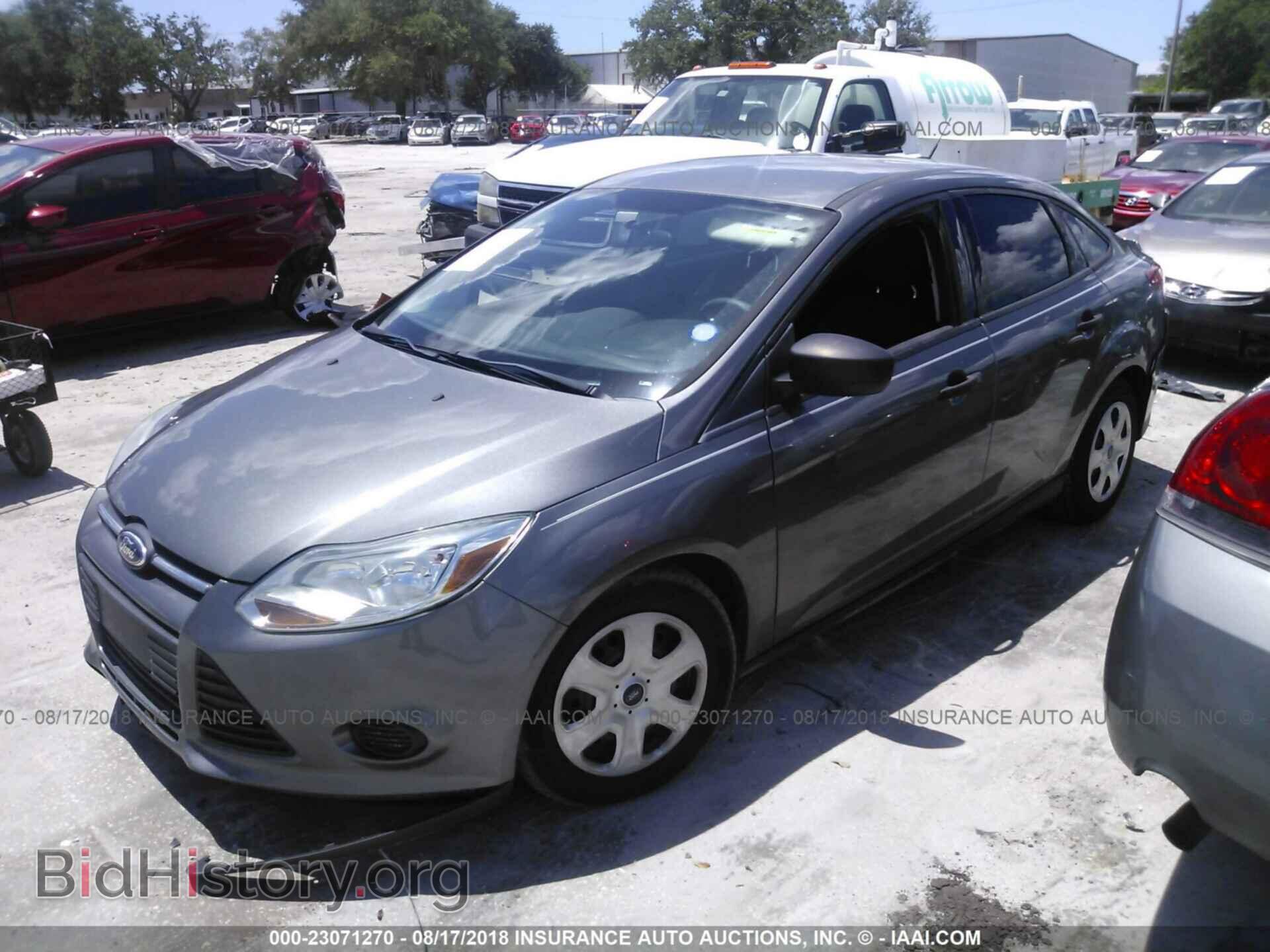 2014 Ford Focus - VIN: 1FADP3E26EL142230 - Фото 2