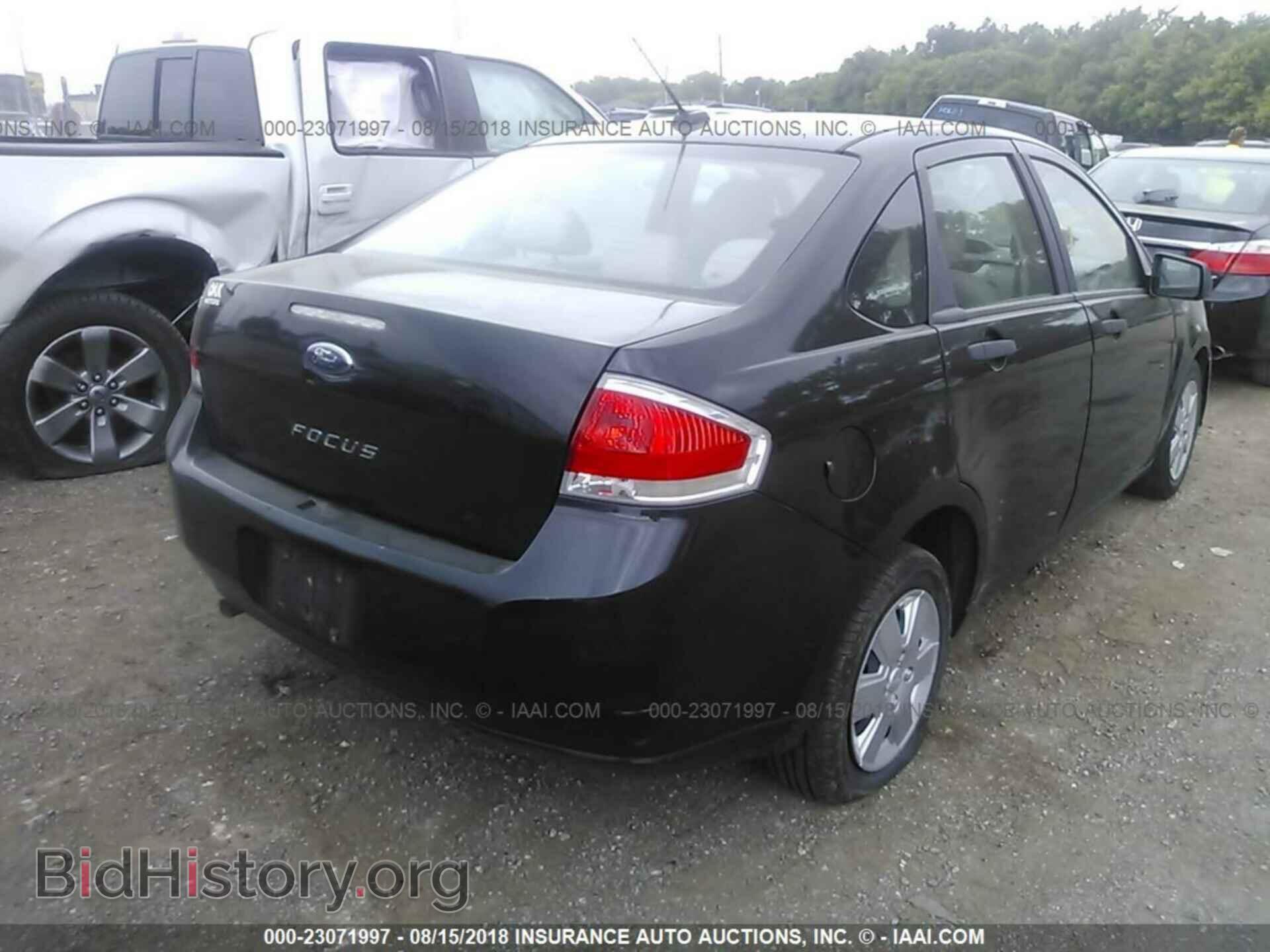 2011 Ford Focus - VIN: 1FAHP3EN7BW106522 - Photo 4