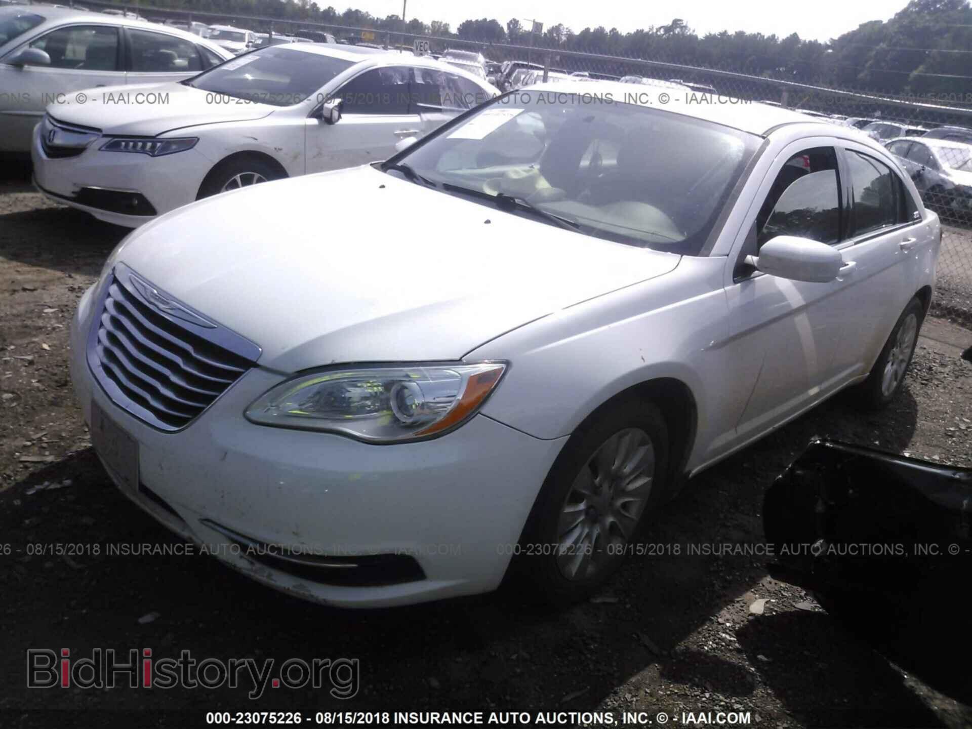 2014 Chrysler 200 - VIN: 1C3CCBAB2EN123359 - Photo 2