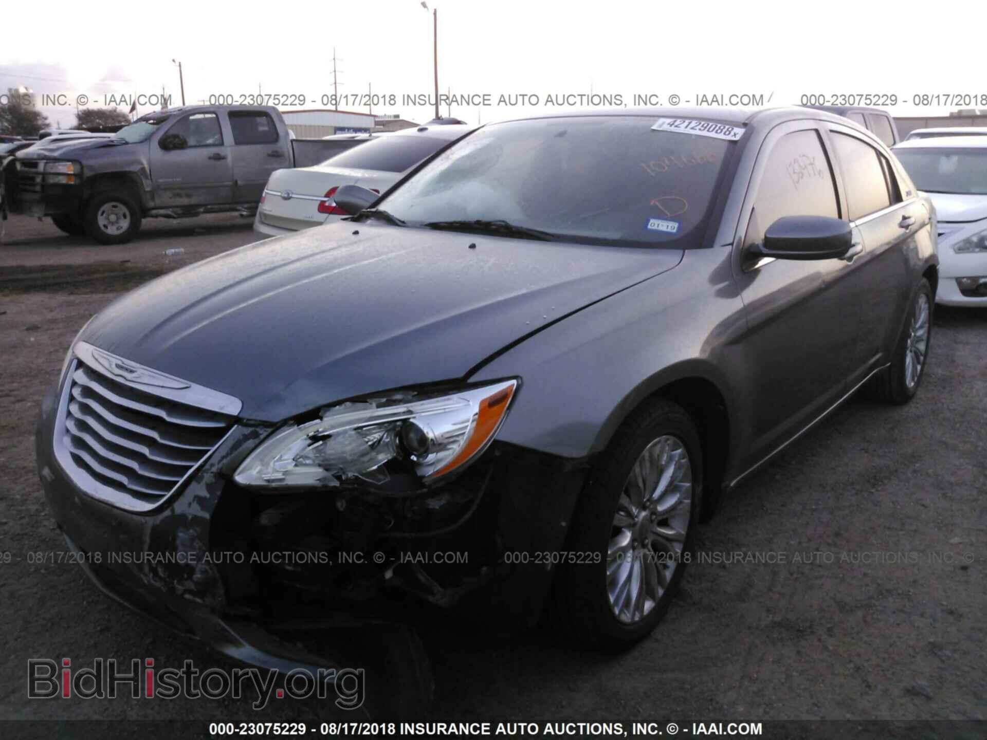 2012 Chrysler 200 - VIN: 1C3CCBAB8CN104666 - Фото 2