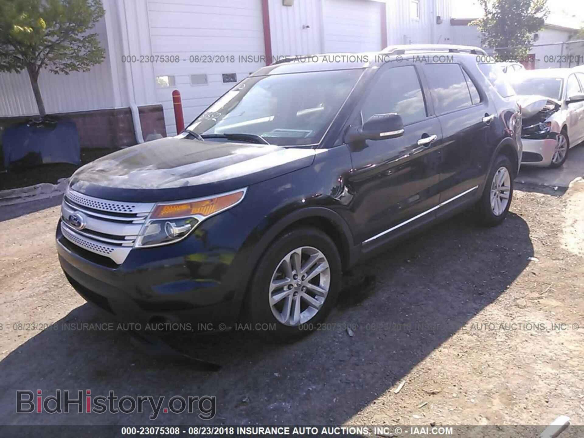 2011 Ford Explorer - VIN: 1FMHK7D82BGA58686 - Фото 2