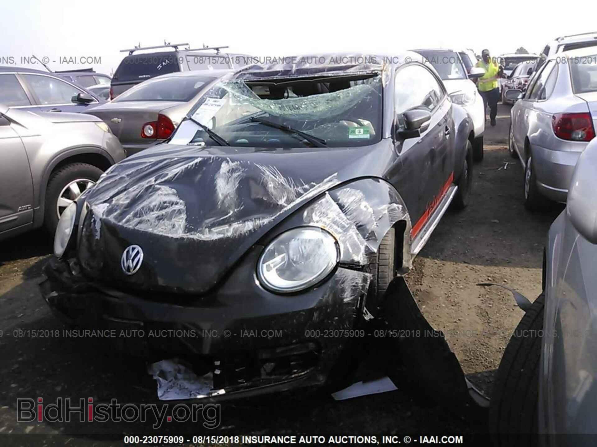 2012 Volkswagen Beetle - VIN: 3VWJP7AT2CM661609 - Фото 2