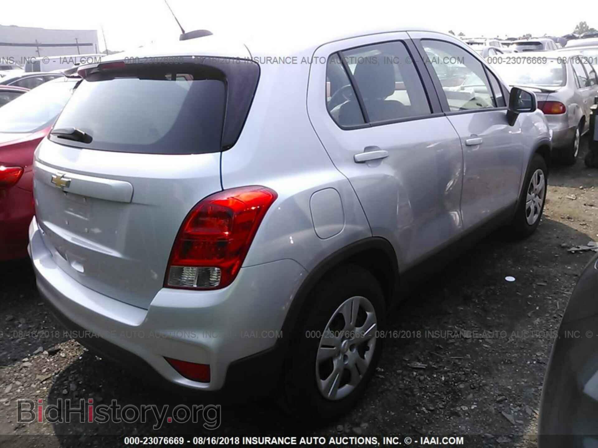 2017 Chevrolet Trax - VIN: 3GNCJKSB4HL274196 - Photo 4