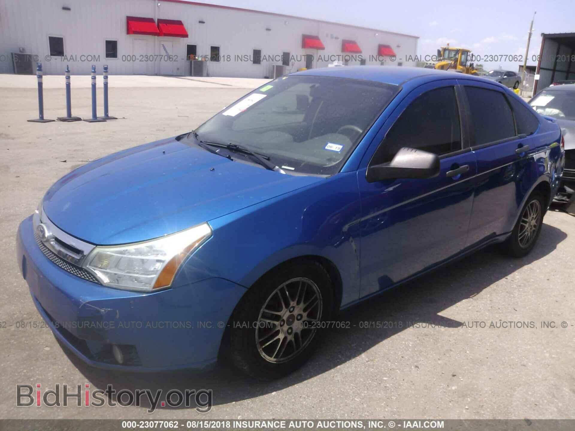 2011 Ford Focus - VIN: 1FAHP3FNXBW202370 - Фото 2