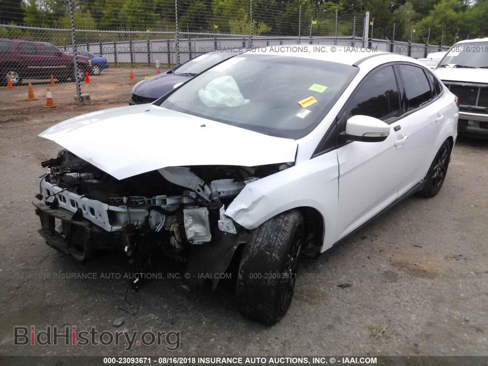 2016 Ford Focus - VIN: 1FADP3F27GL372201 - Photo 2